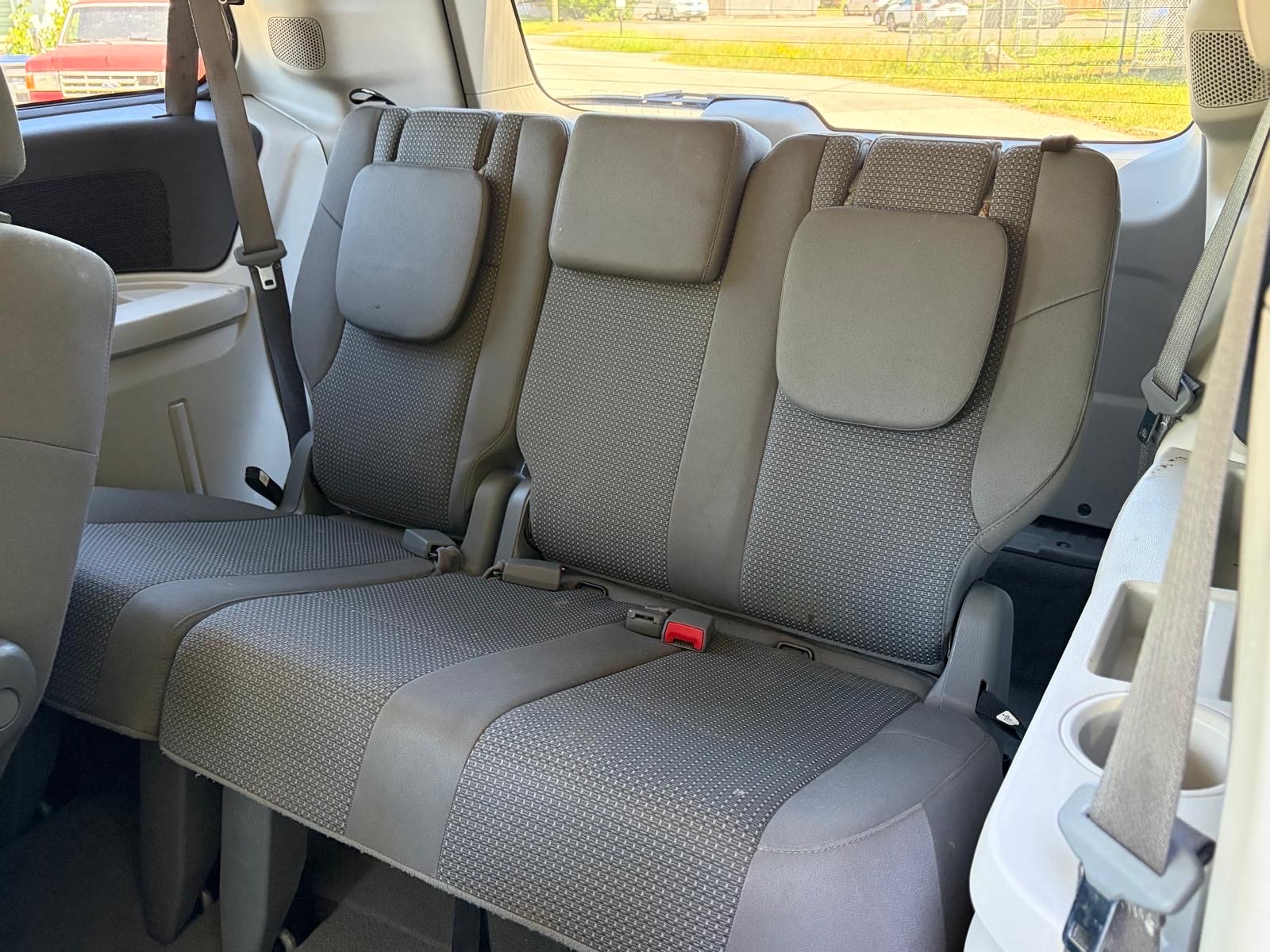 /choosesuperauto/2011-Volkswagen-Routan-8945912092958315.jpg