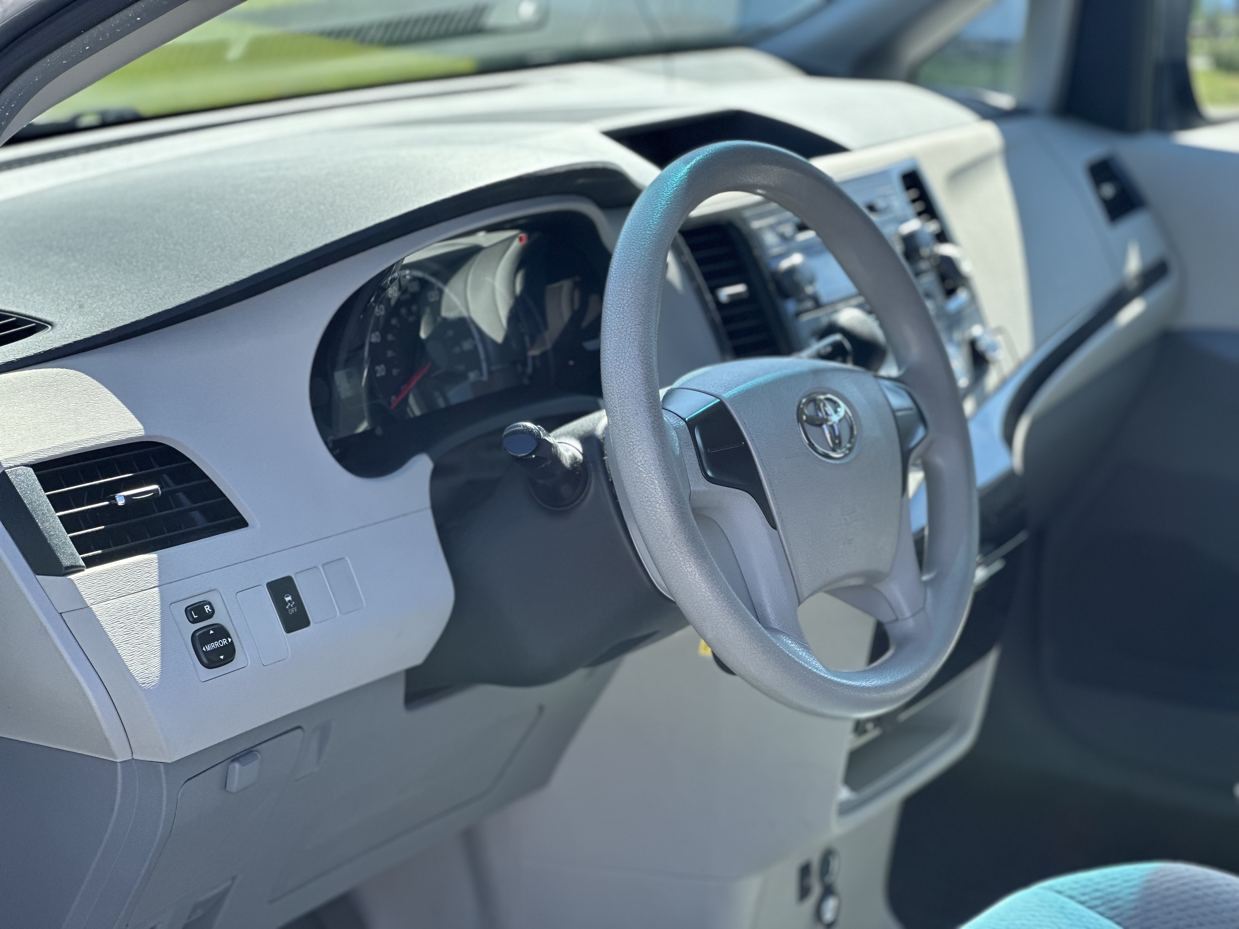 /choosesuperauto/2012-Toyota-Sienna-4736207216993107.jpg