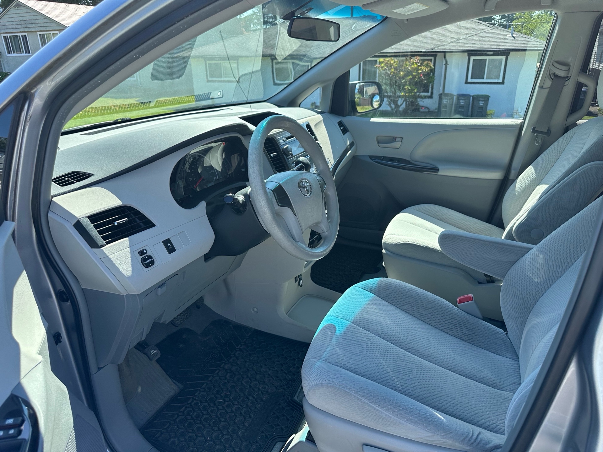 /choosesuperauto/2012-Toyota-Sienna-5359135284137118.jpg