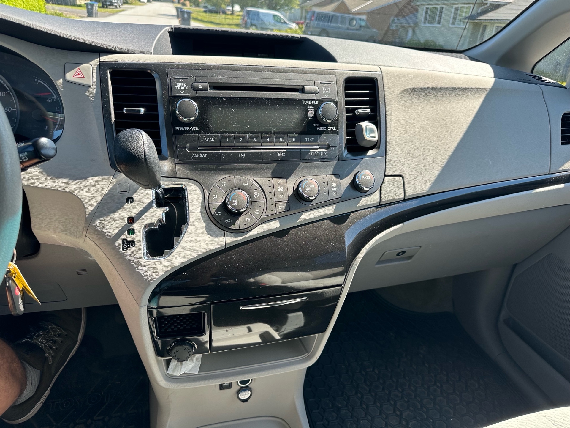 /choosesuperauto/2012-Toyota-Sienna-9527315275988559.jpg