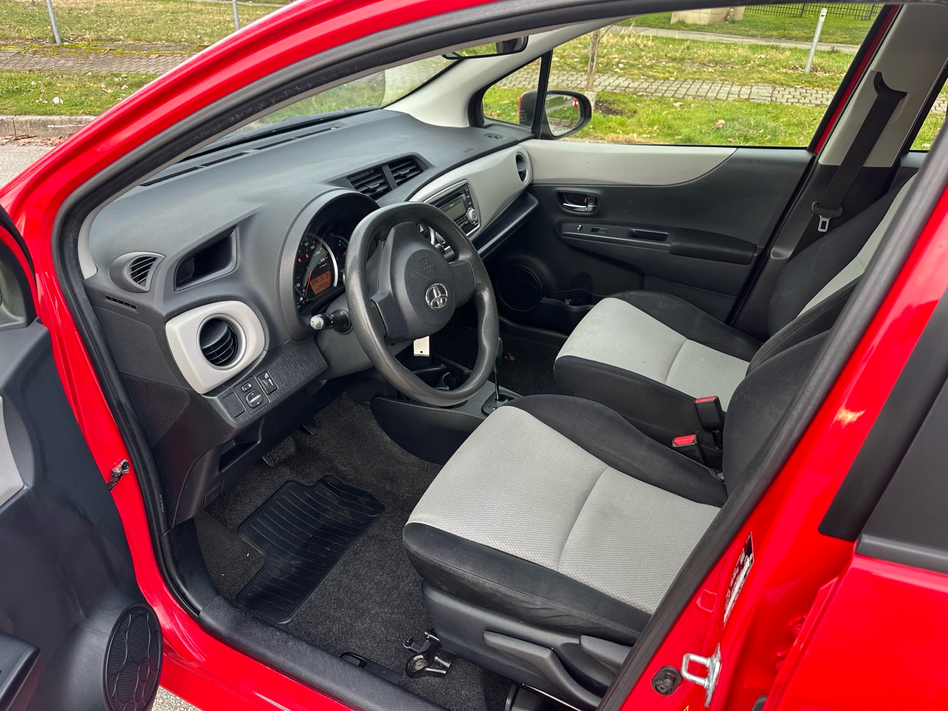 /choosesuperauto/2013-Toyota-Yaris-26257332714619985.jpg