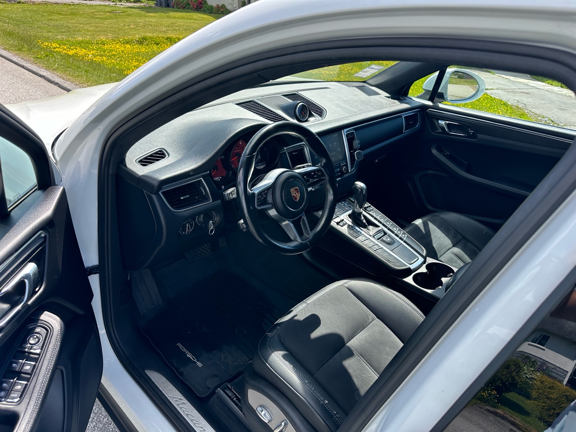 /choosesuperauto/2017-Porsche-Macan-36046057809842735.jpg