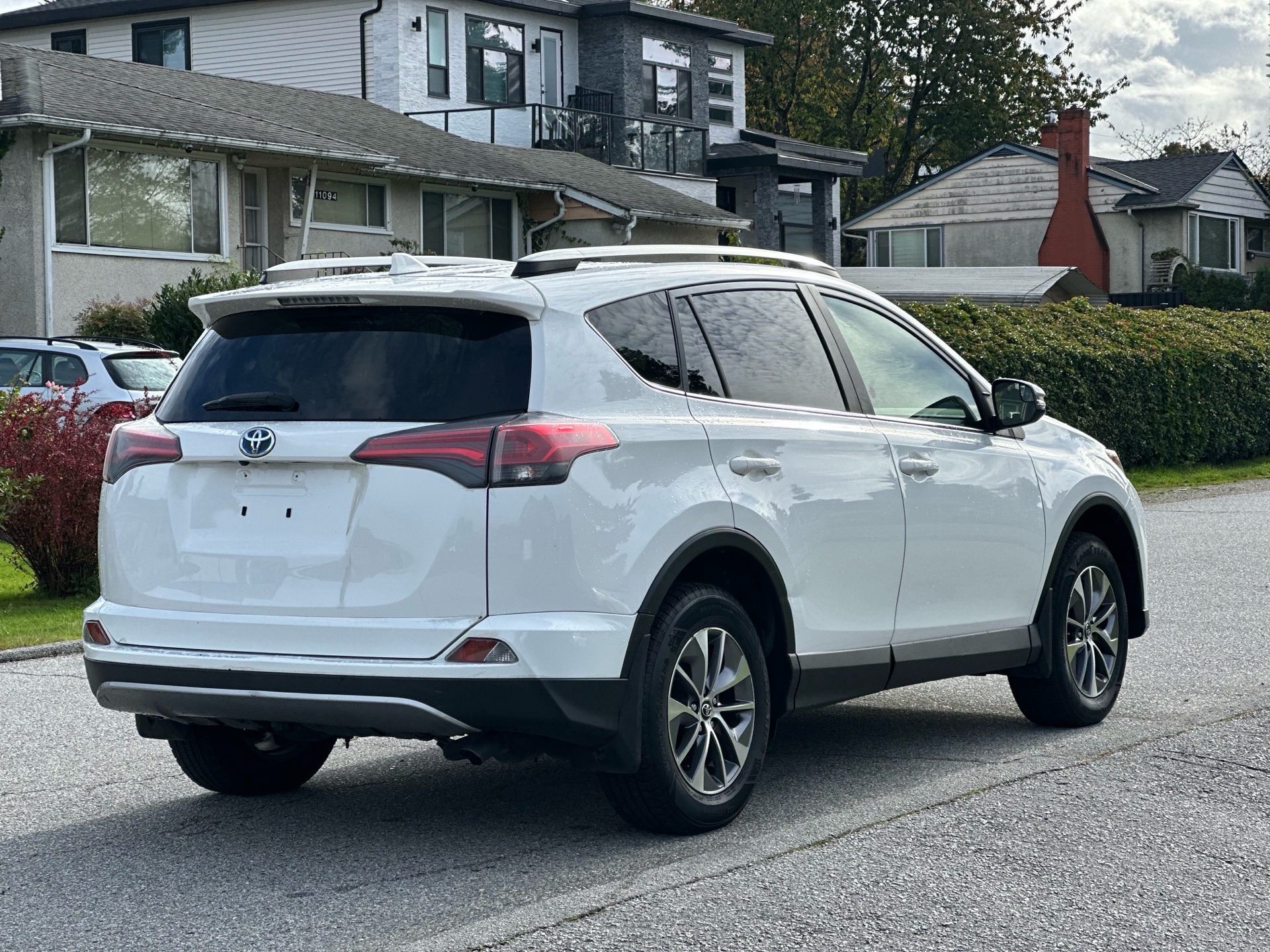 /choosesuperauto/2017-Toyota-RAV4Hybrid-28368896942492583.jpg