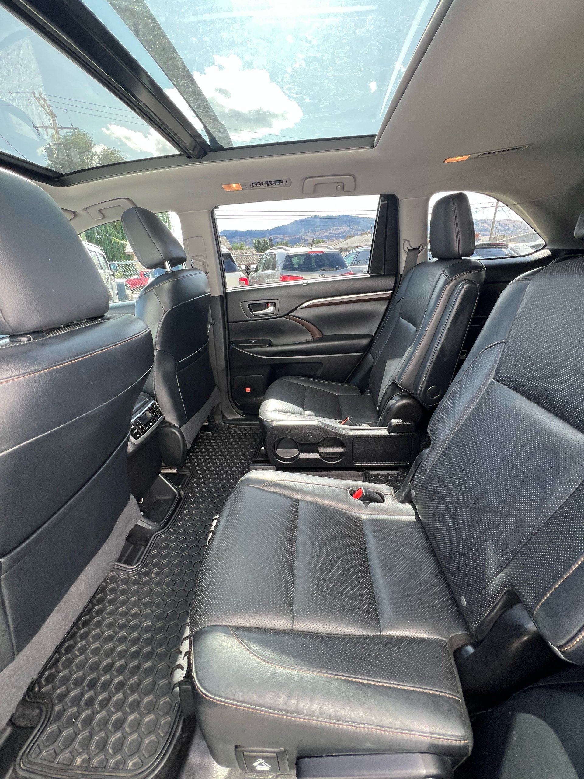 /drivehubautosales/2015-Toyota-Highlander-3864621380339537.jpg