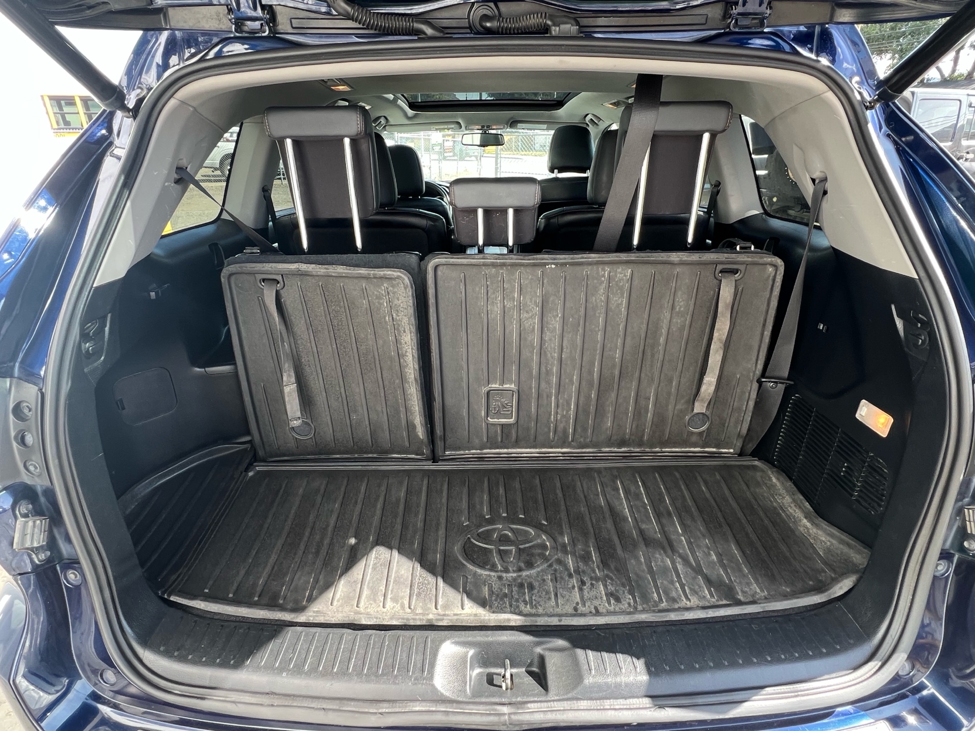 /drivehubautosales/2015-Toyota-Highlander-4914460493943922.jpg