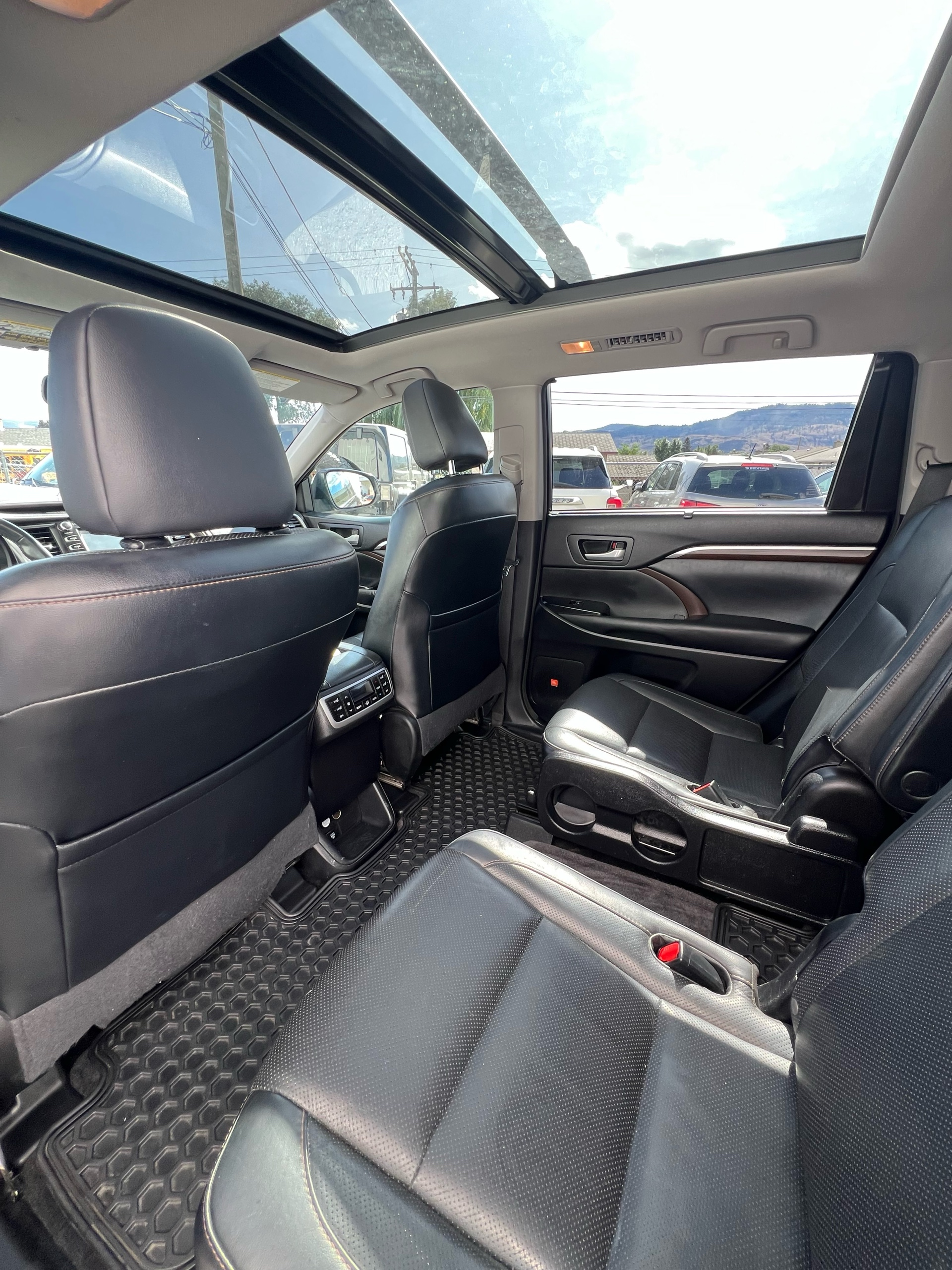 /drivehubautosales/2015-Toyota-Highlander-6027526091229529.jpg