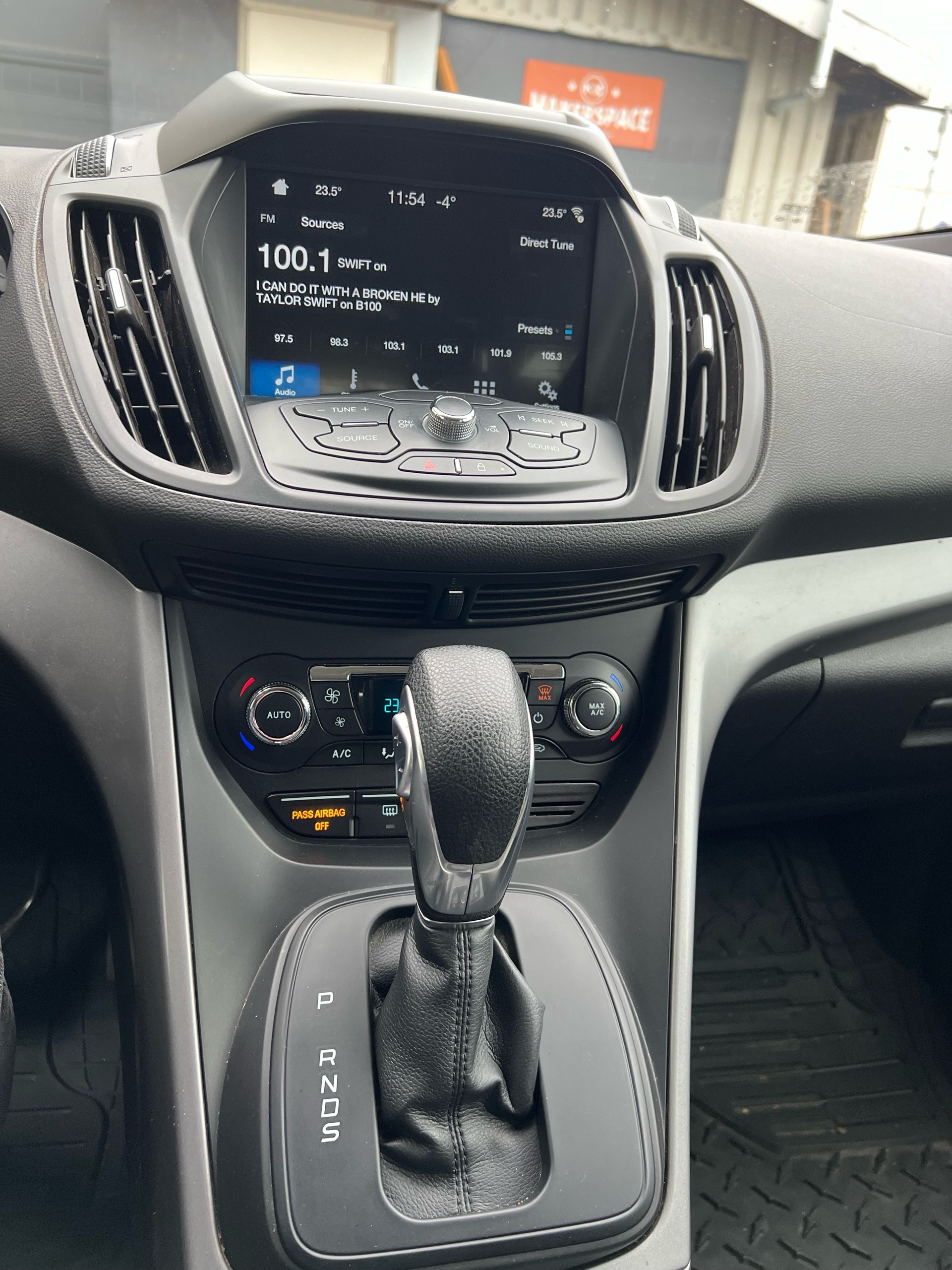 /drivehubautosales/2016-Ford-Escape-3492893946716402.jpg