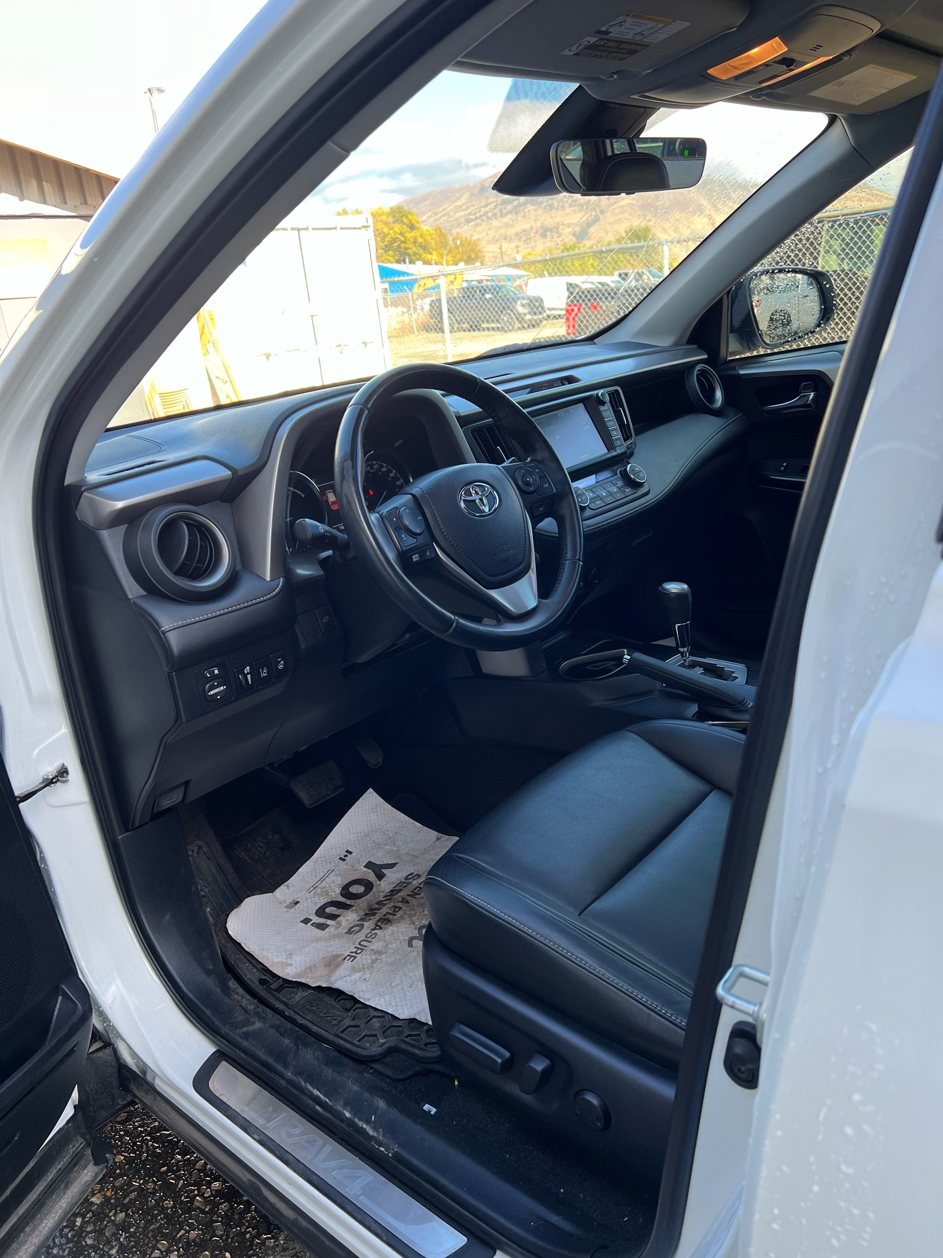 /drivehubautosales/2017-Toyota-RAV4Hybrid-8640707342294394.jpg