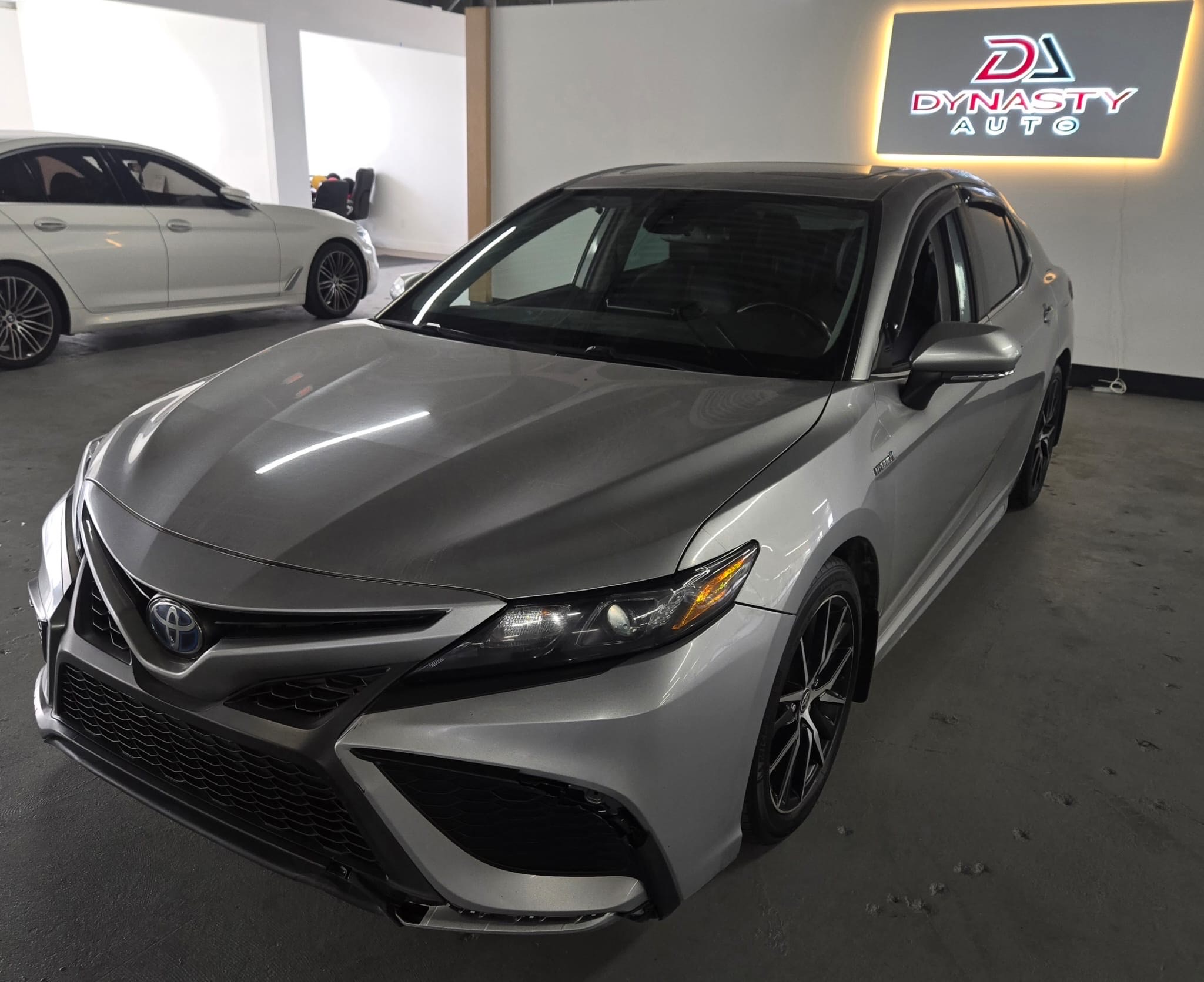 2021 Toyota Camry Hybrid SE Auto|CLEAN CAR FAX|BSM|SUN ROOF|LANE ASSIST|LEATHER SEATS|HEATED STEERING WHEEL|HEATED FRONT SEATS| for sale at Dynasty Auto Selection Inc