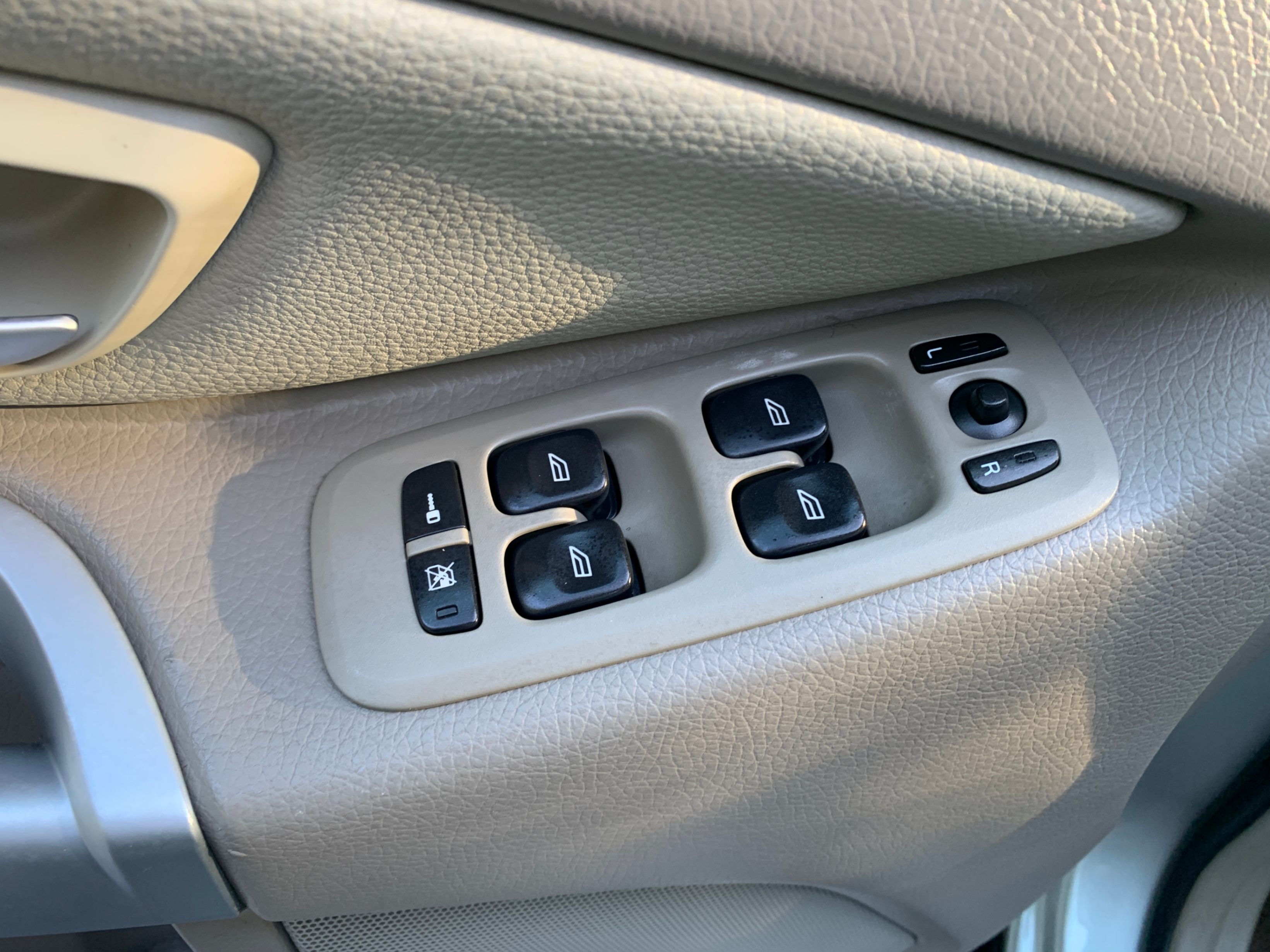 /enixmotorsportltd/2004-Volvo-XC90-8631651402621308.jpg