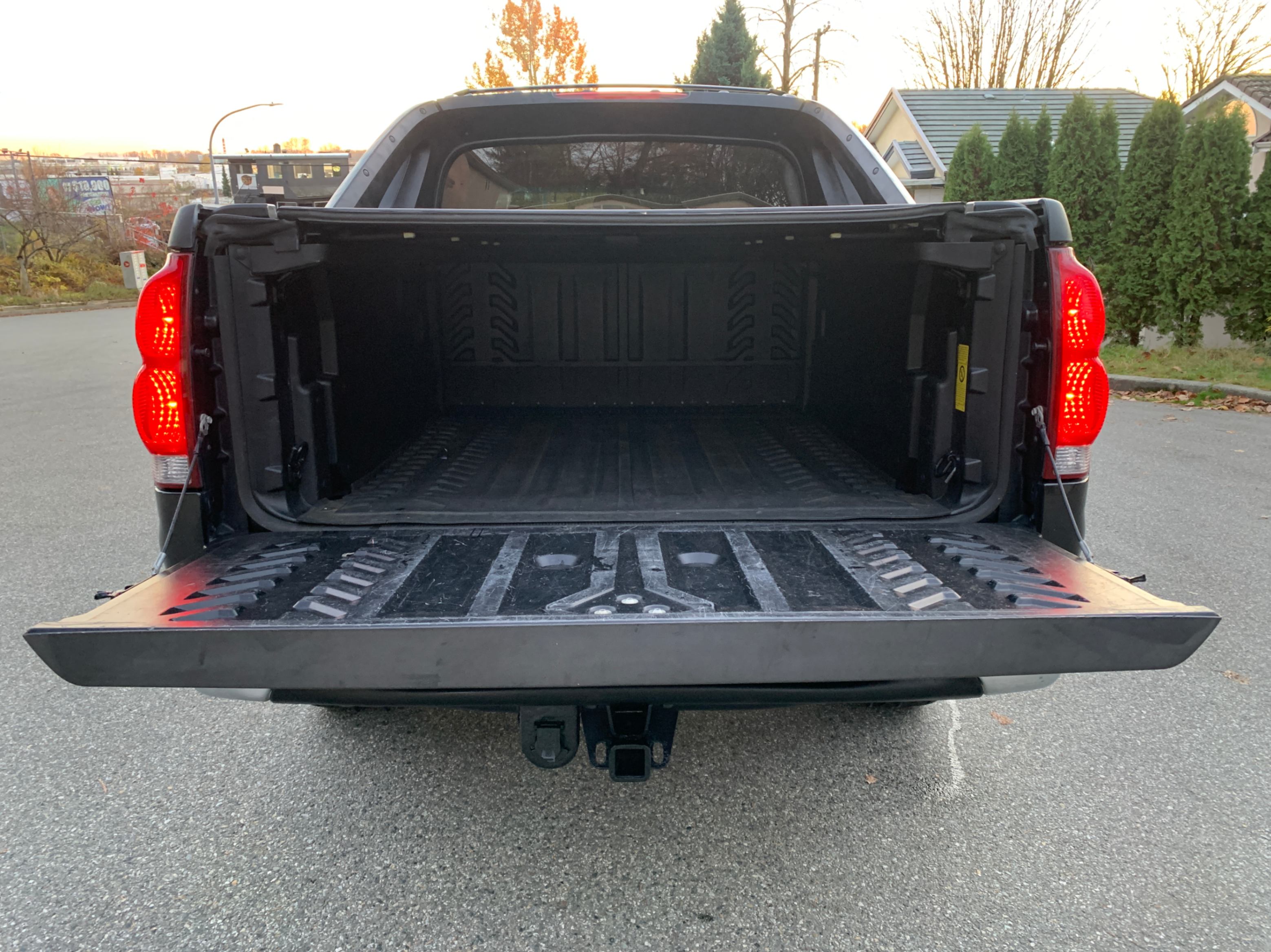 /enixmotorsportltd/2006-Chevrolet-Avalanche-49315590762362094.jpg