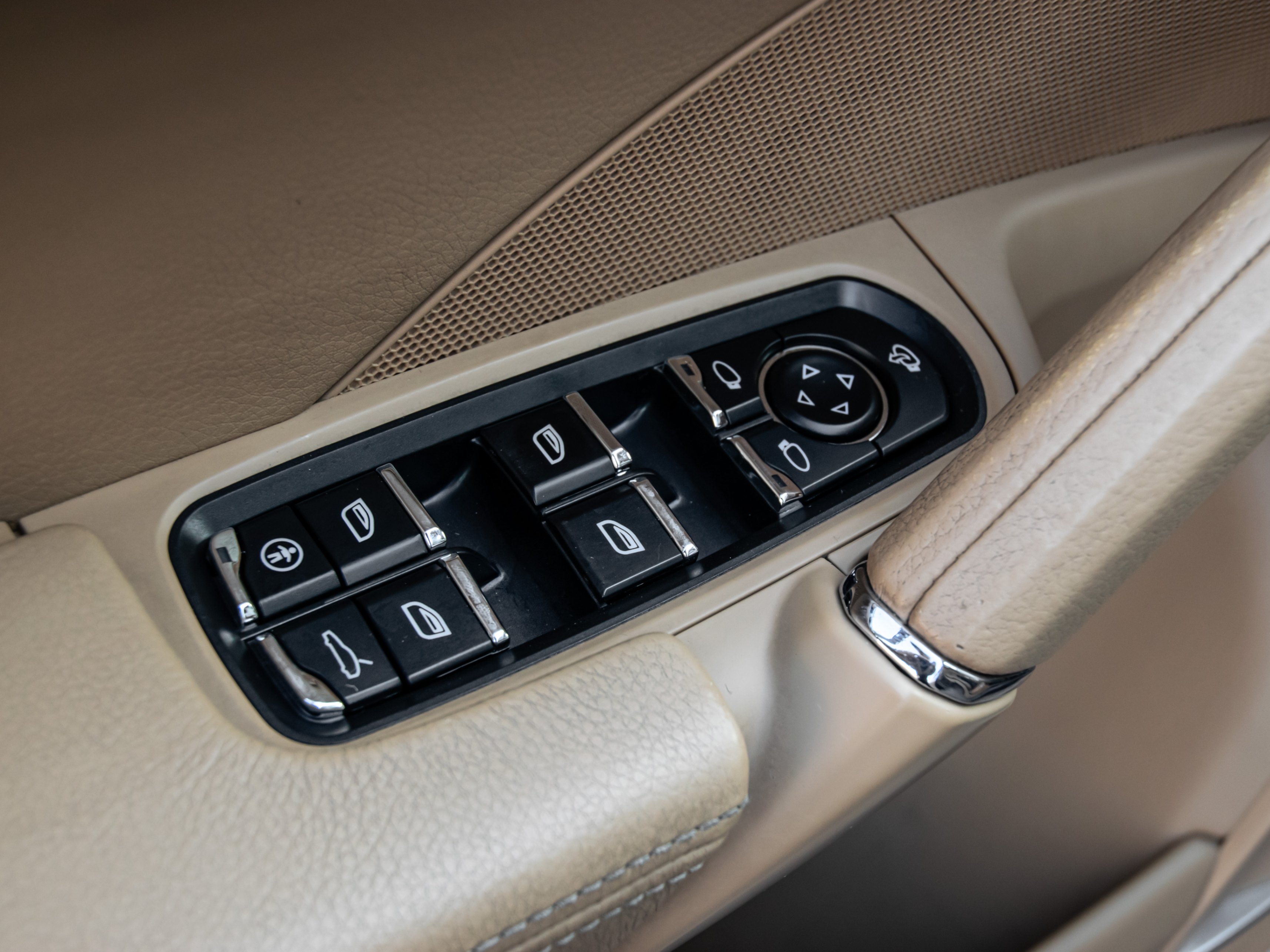 /firstgearmotorcar/2011-Porsche-Cayenne-8275886474214174.jpg