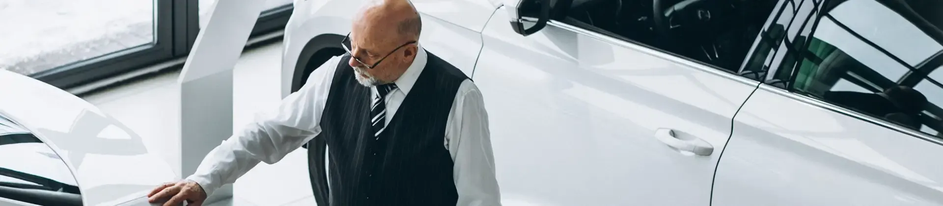https://hillzcdn.ca/firstlinemotors/055865609971845975-Financing_Department.webp