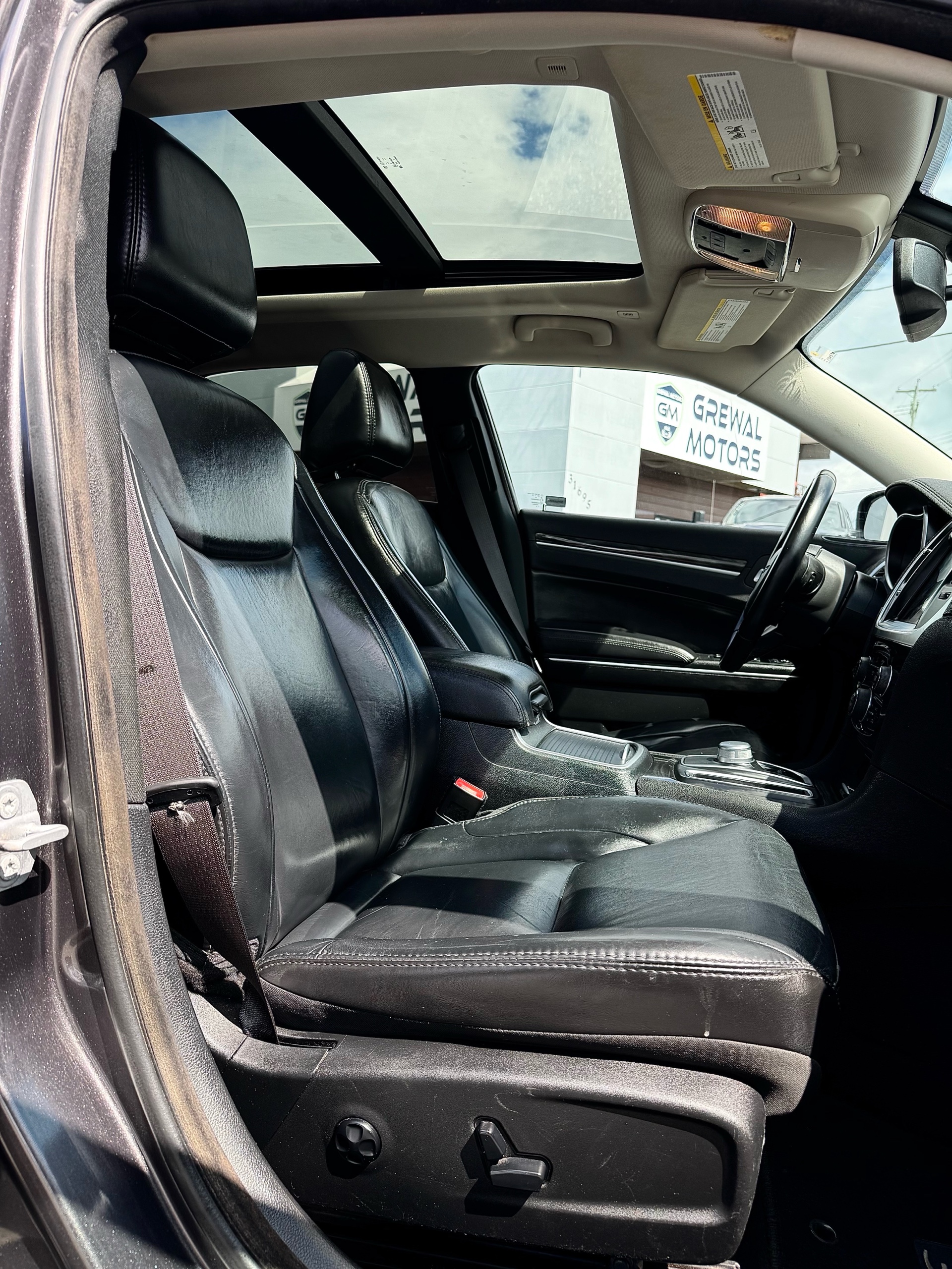 /grewalmotorsltd/2017-Chrysler-300-05636222500220267.jpg