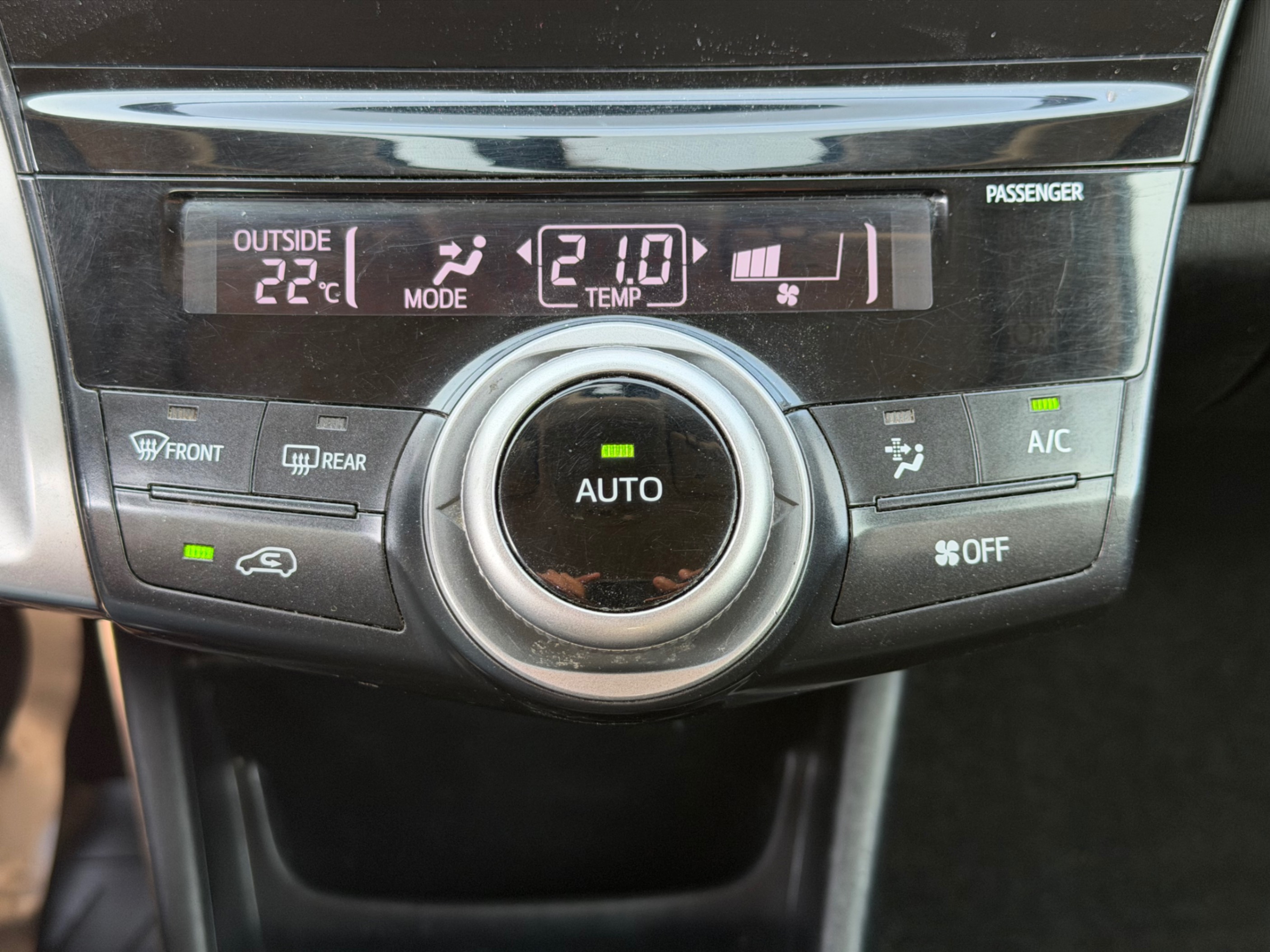 /gundhu/2017-Toyota-PriusV-8910303000273618.jpg