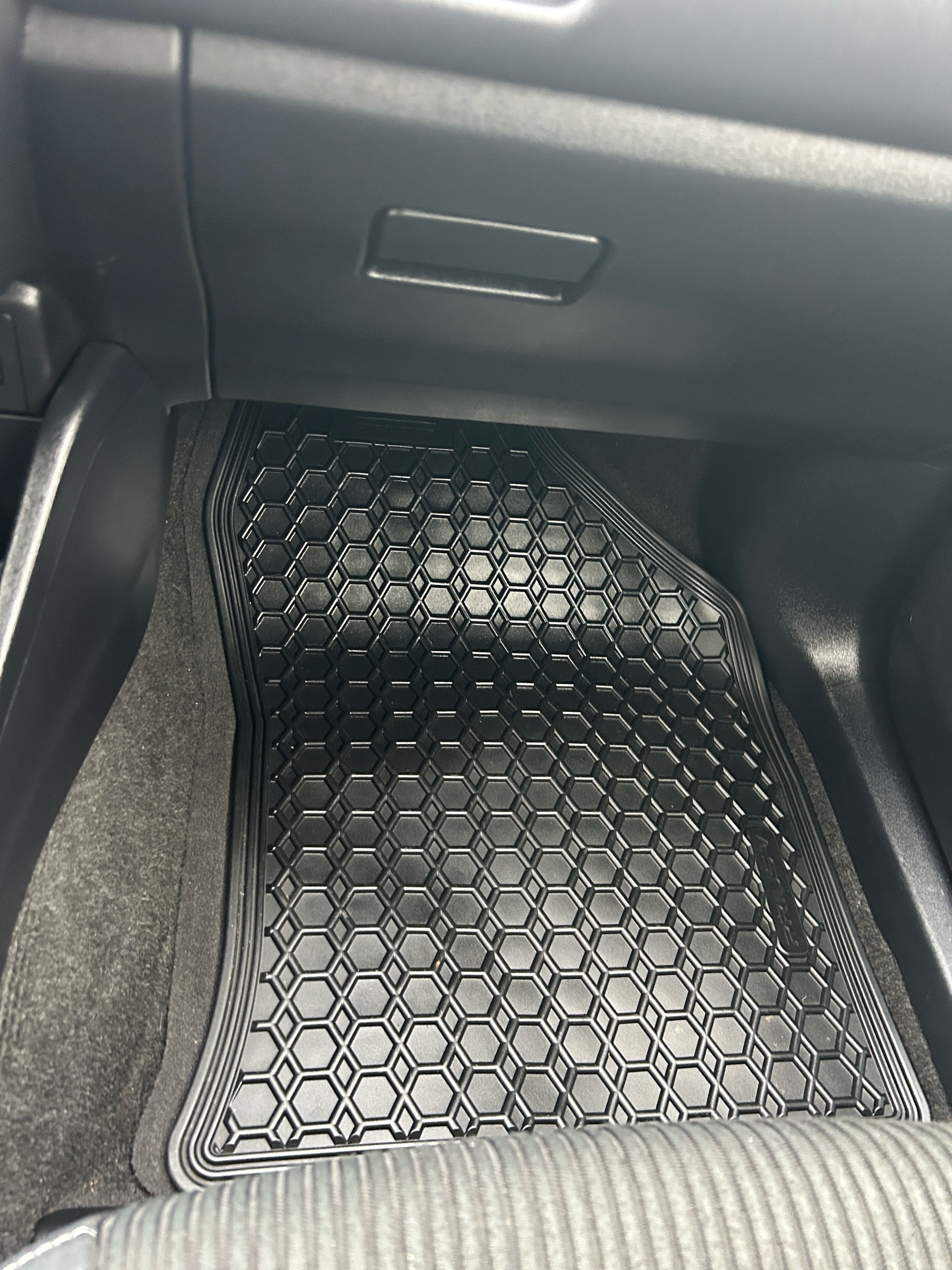 /gundhu/2017-Toyota-Priusv-23929911021201478.jpg