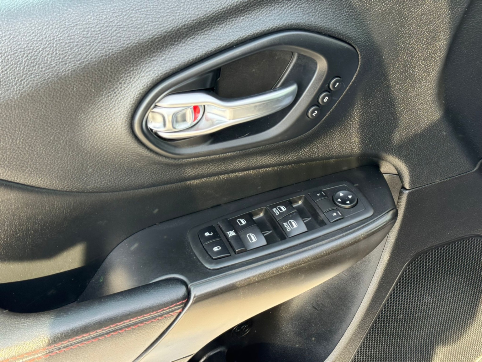 /gundhu/2019-Jeep-Cherokee-37251512478588045.jpg