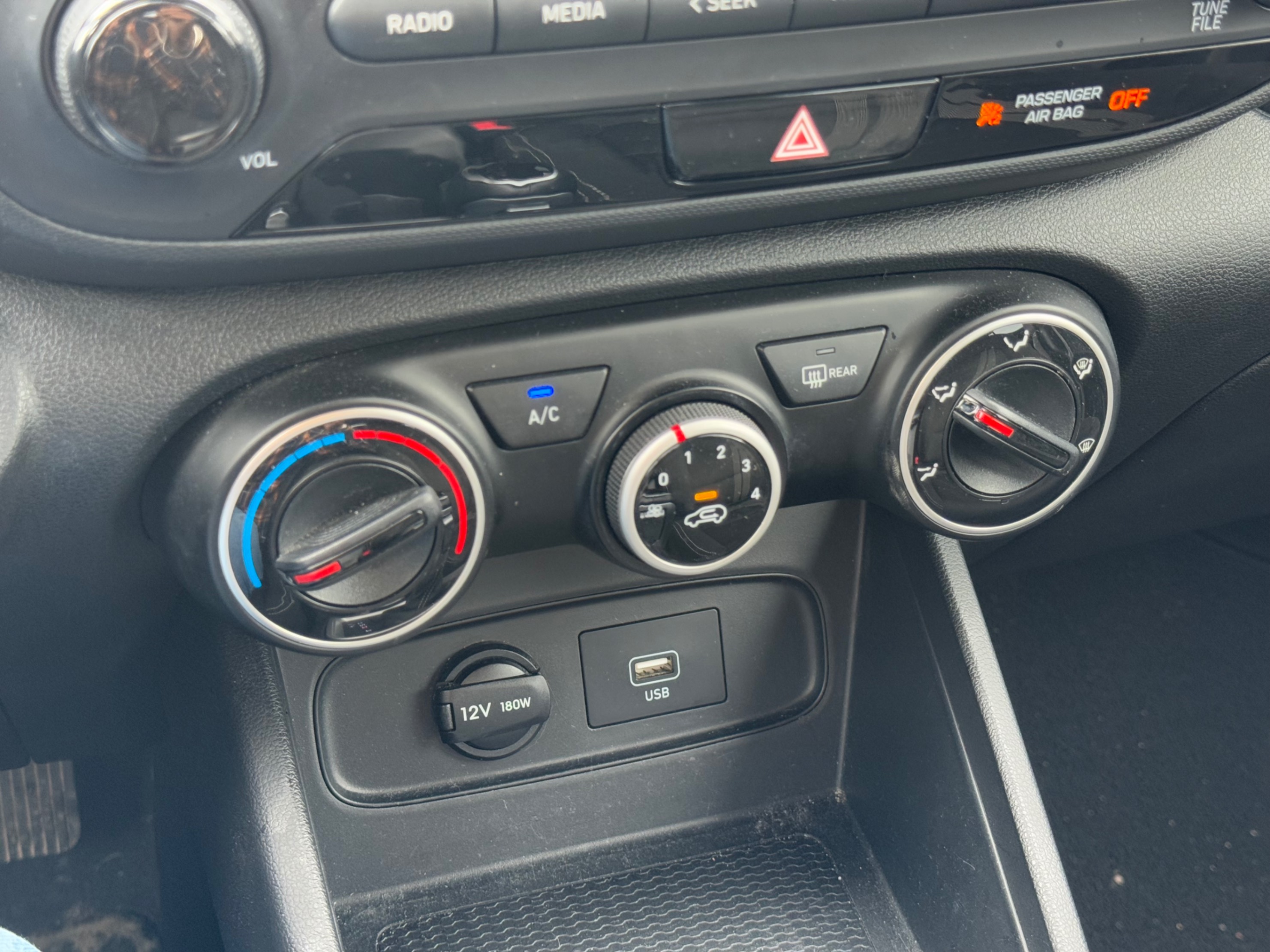 /gundhu/2021-Hyundai-Venue-9887656346873912.jpg