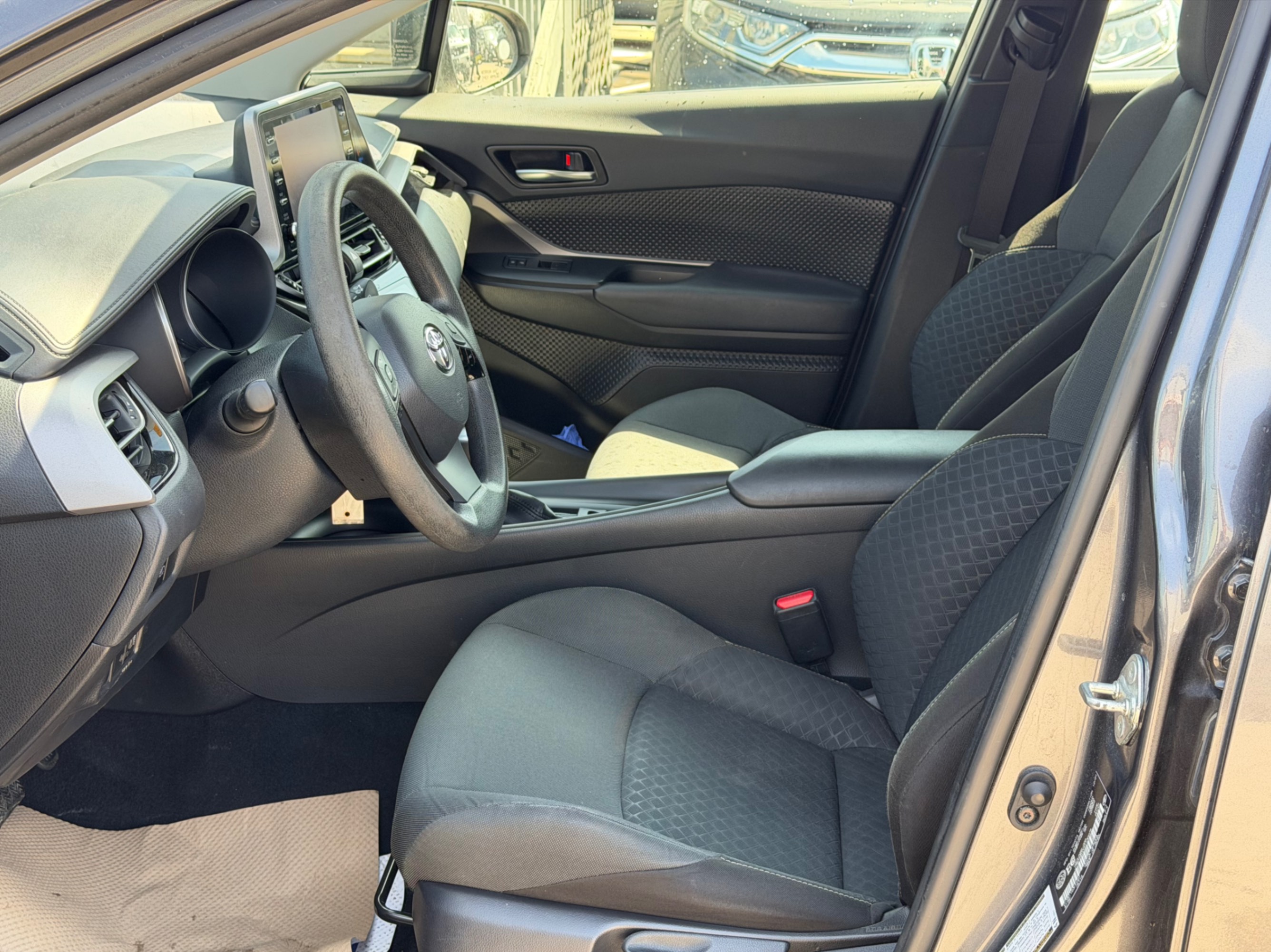 /gundhu/2022-Toyota-C-HR-006259491610740353.jpg