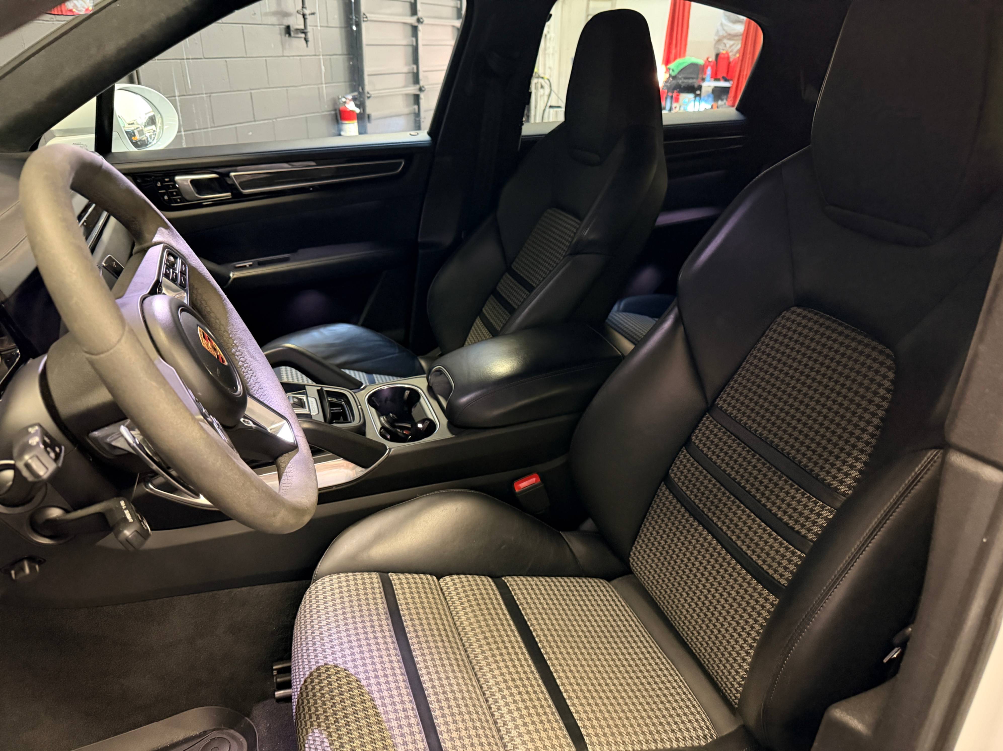/hcwenterprisecorporation/2020-Porsche-Cayenne-7791838093532673.jpg
