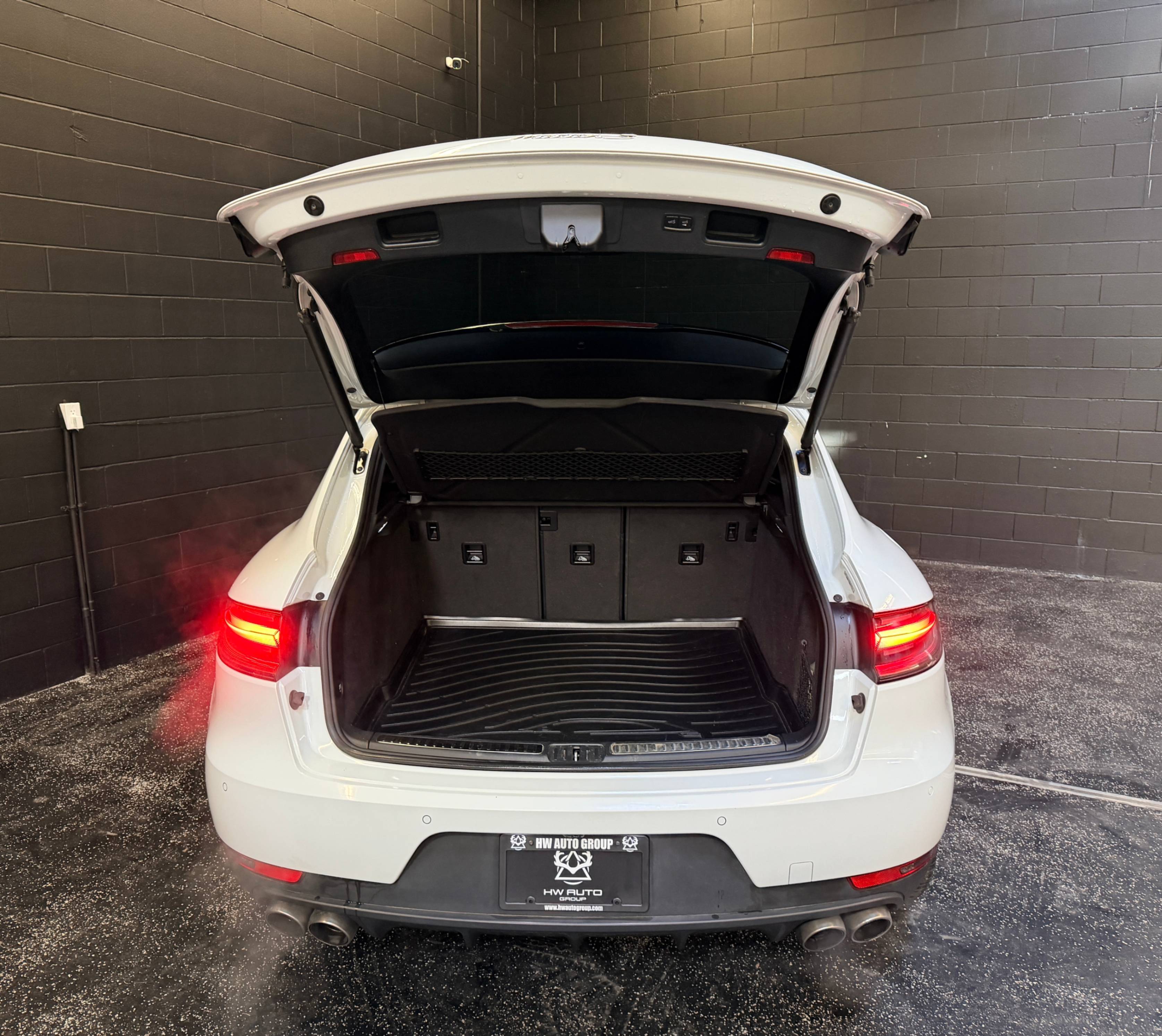 /hcwenterprisecorporation/2020-Porsche-Macan-04770417395984983.jpg