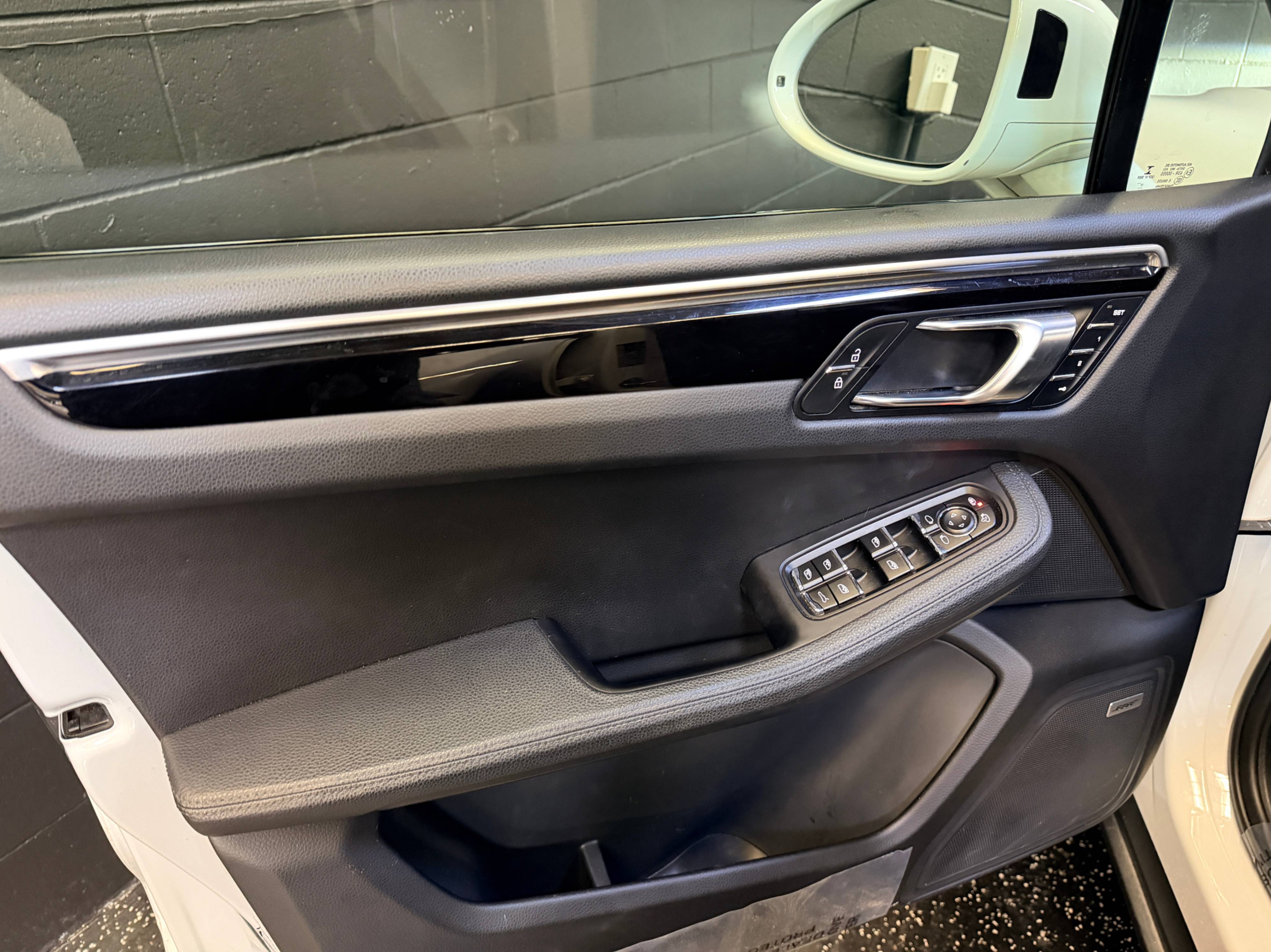 /hcwenterprisecorporation/2020-Porsche-Macan-6060505408960488.jpg