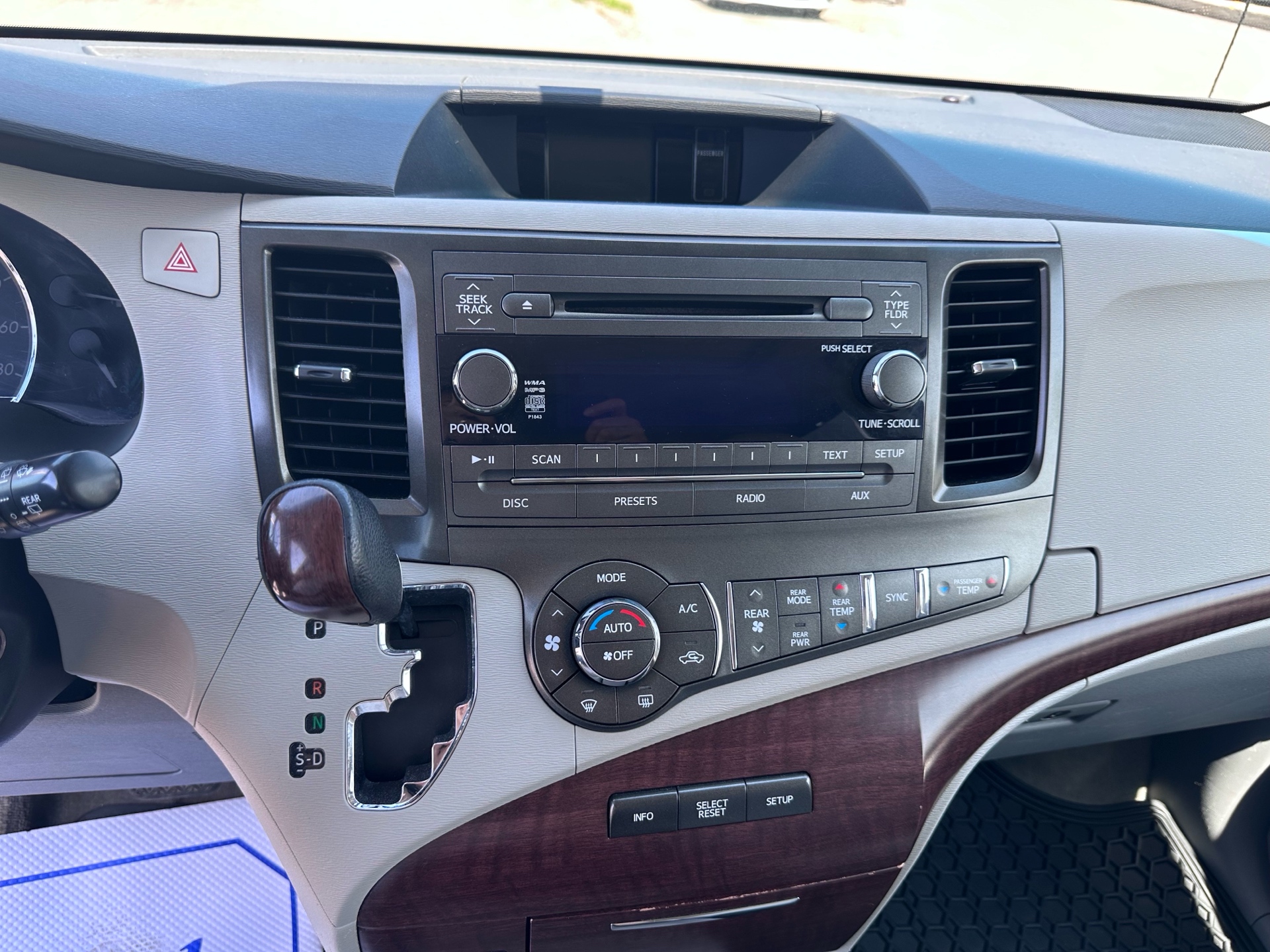 /klautosales/2012-Toyota-Sienna-6205311015951871.jpg