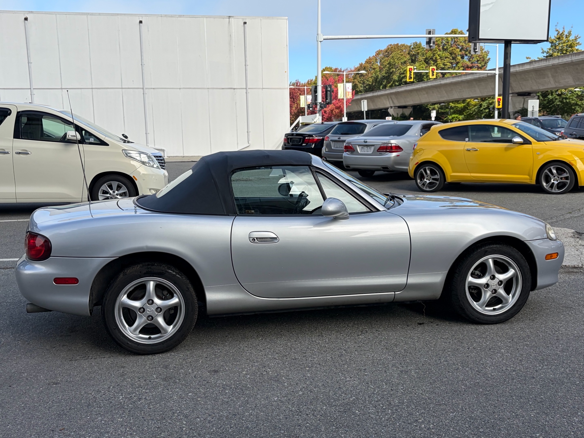 Vehicle photo 5