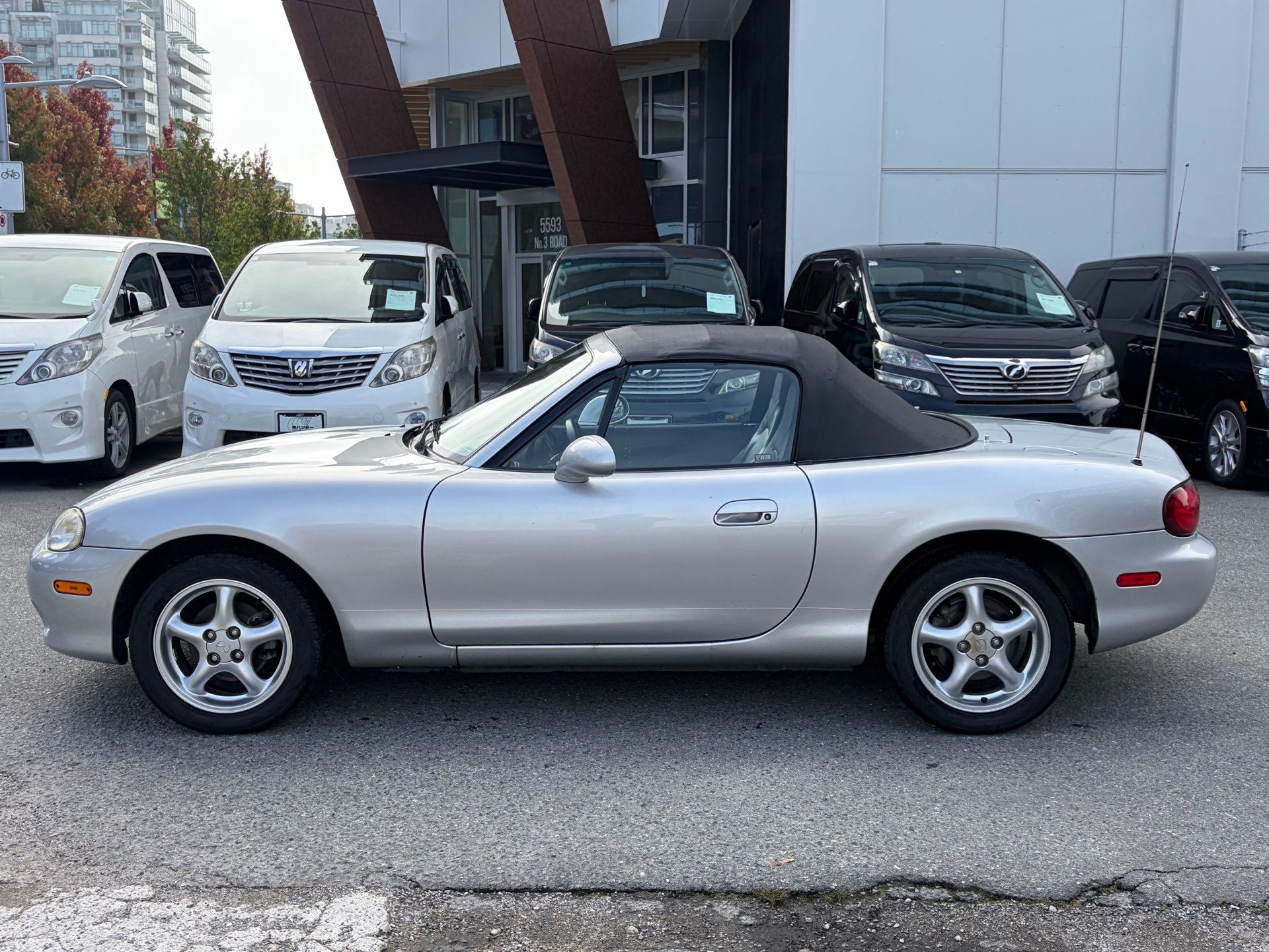 Vehicle photo 4
