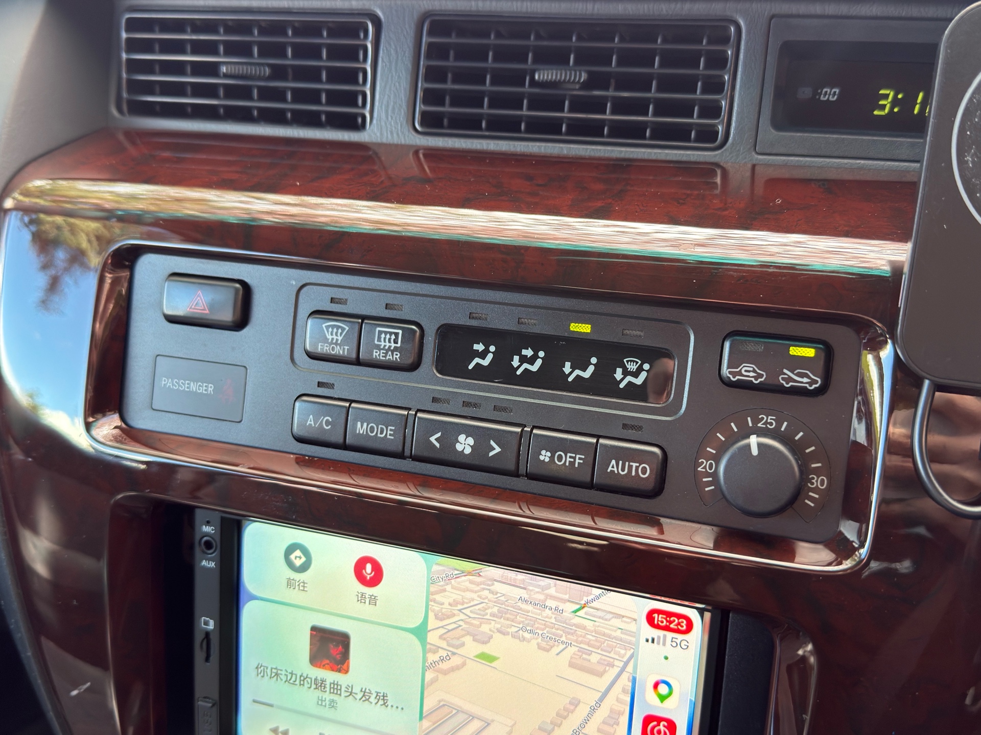 Vehicle photo 9