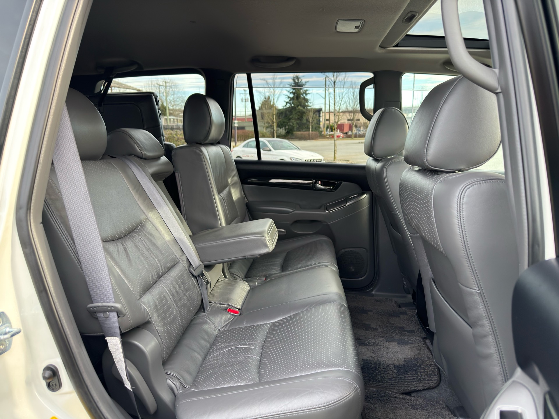Vehicle photo 15