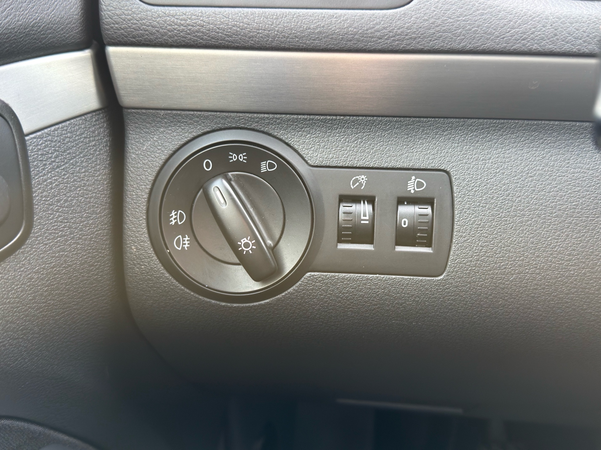 Vehicle photo 12