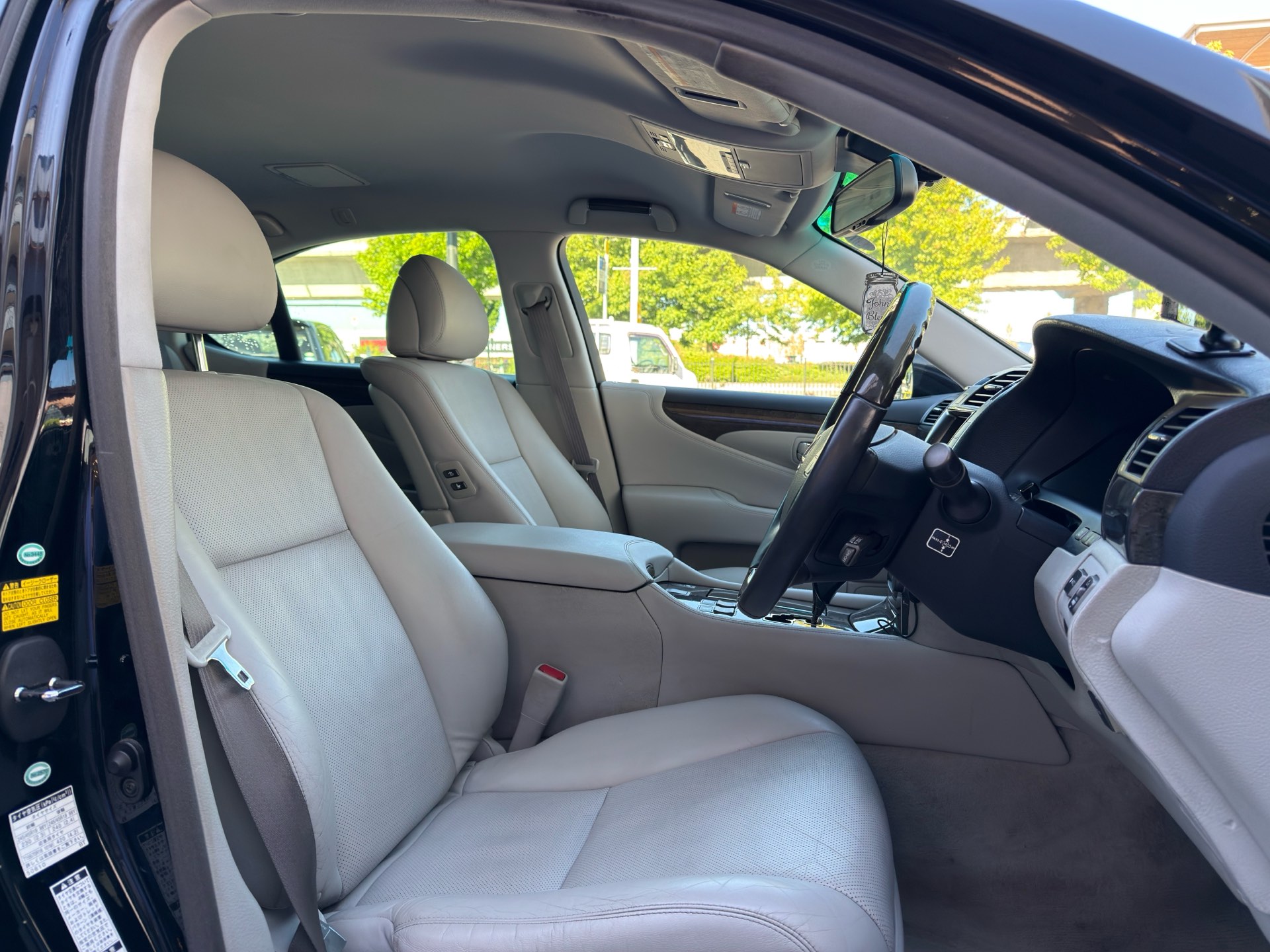 Vehicle photo 13