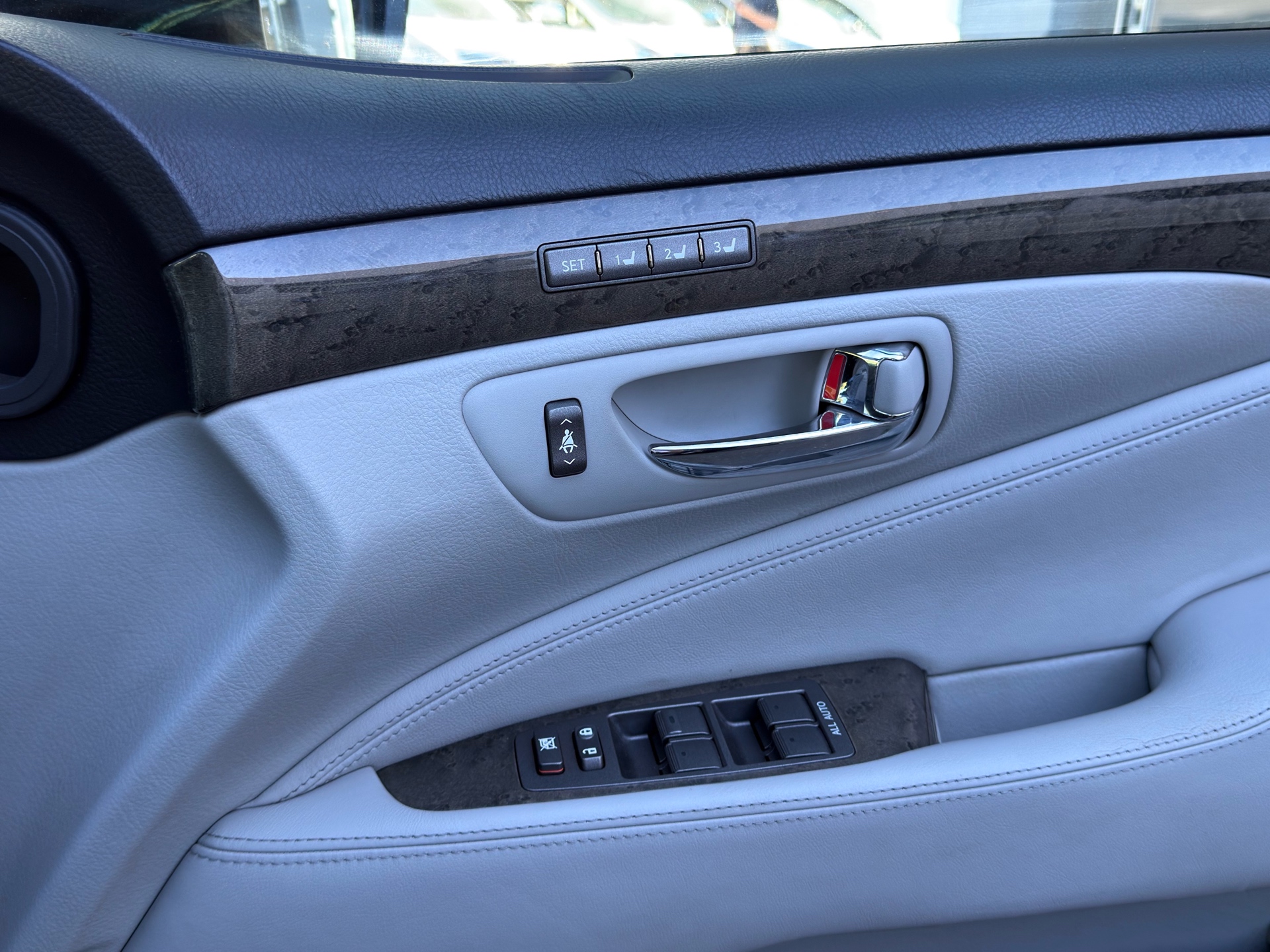 Vehicle photo 12
