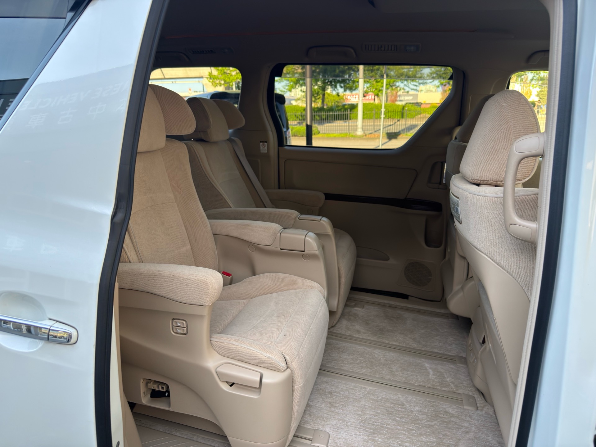 Vehicle photo 13