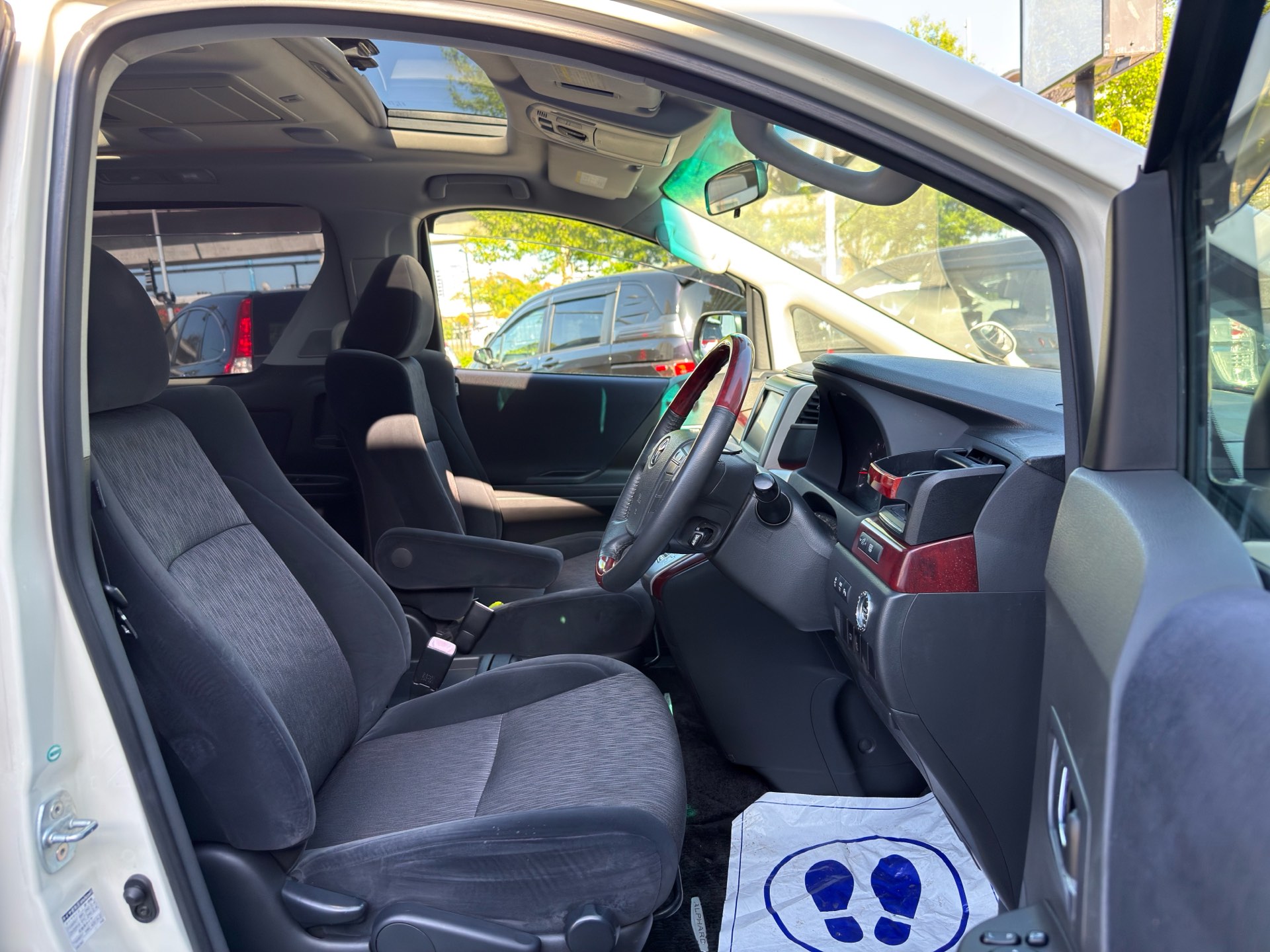 Vehicle photo 7