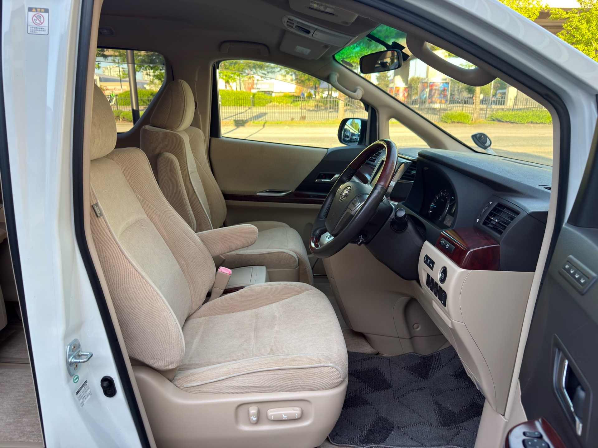 Vehicle photo 12