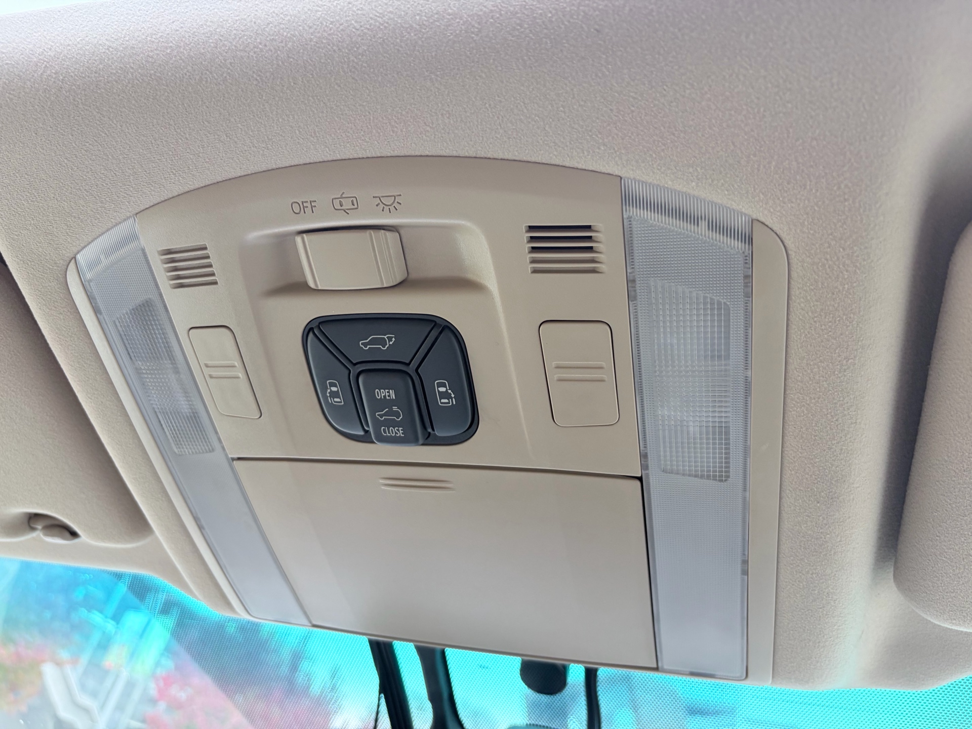 Vehicle photo 12