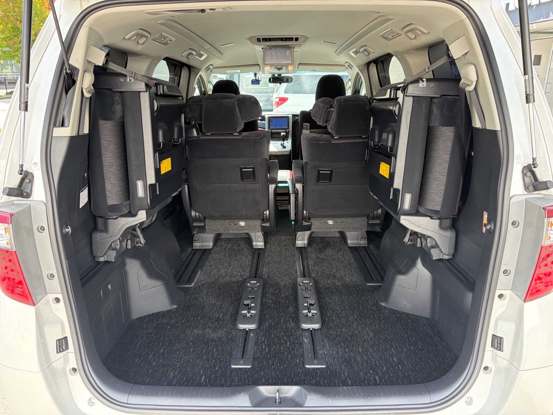 Vehicle photo 19