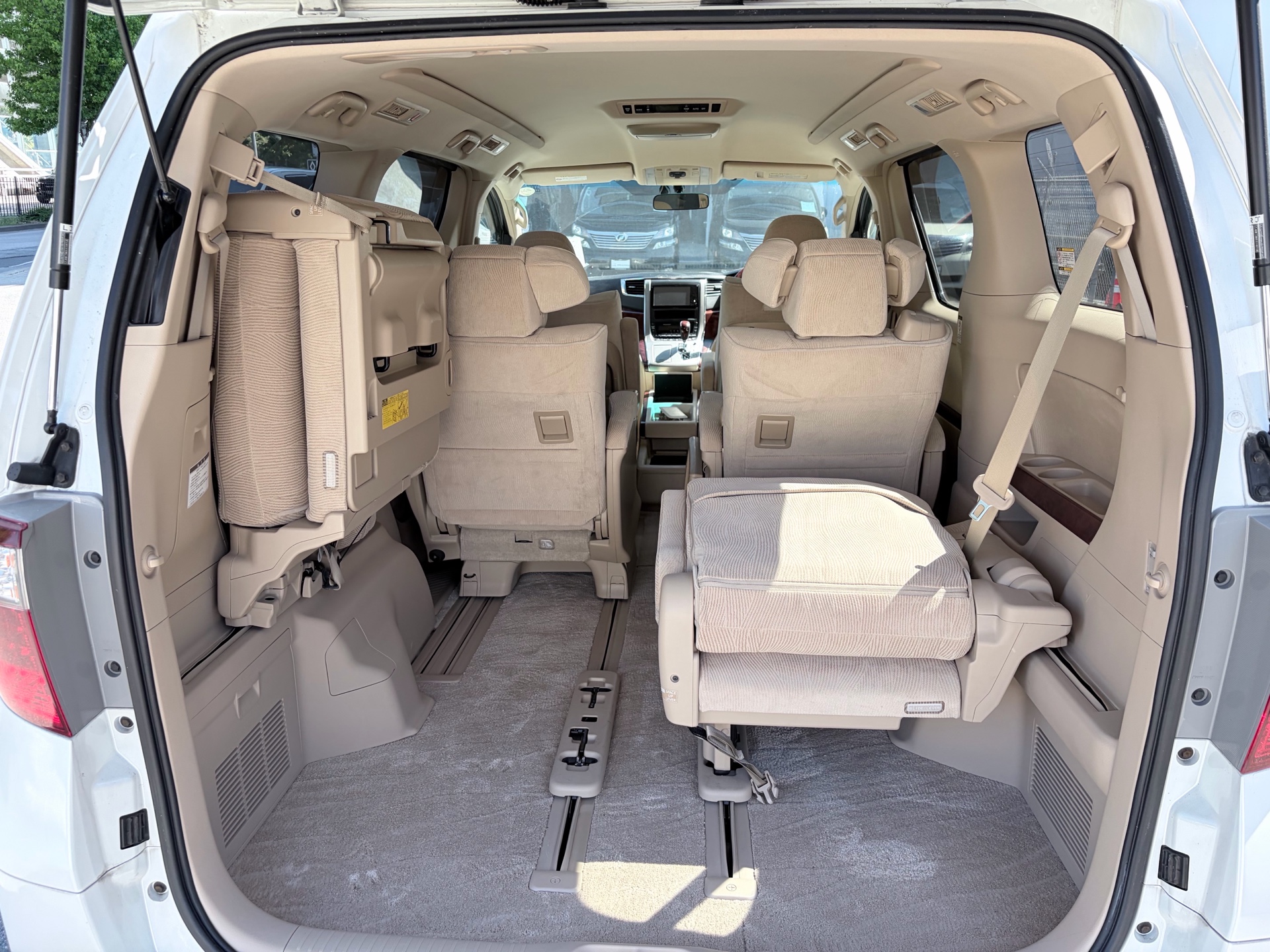 Vehicle photo 17