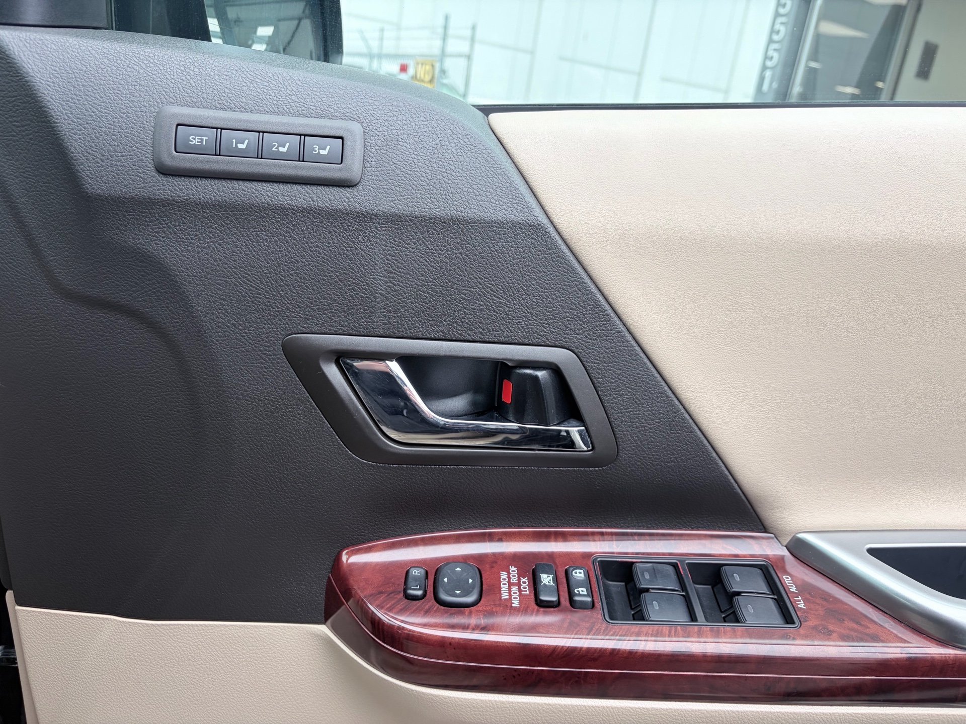 Vehicle photo 13