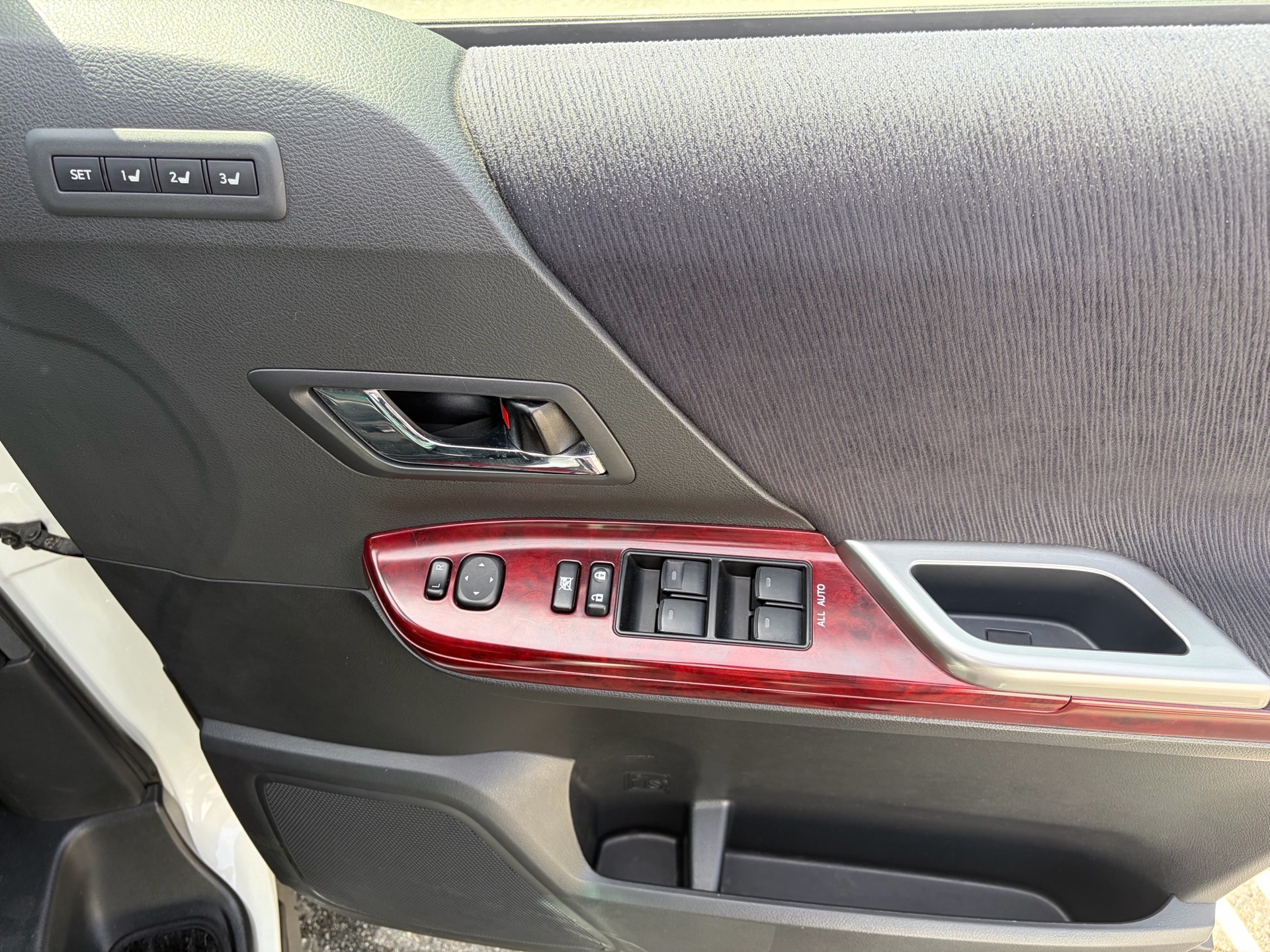 Vehicle photo 13