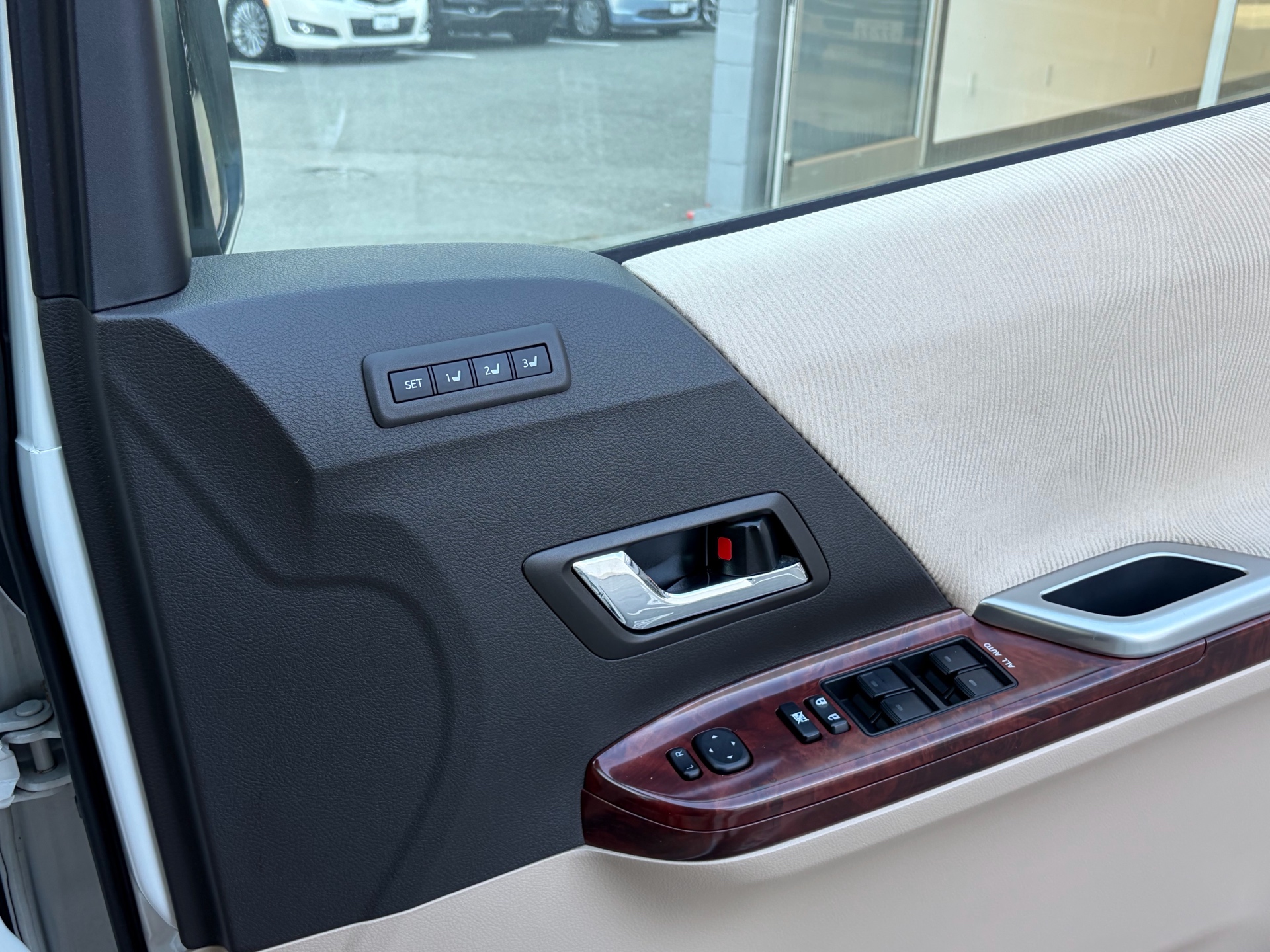 Vehicle photo 14