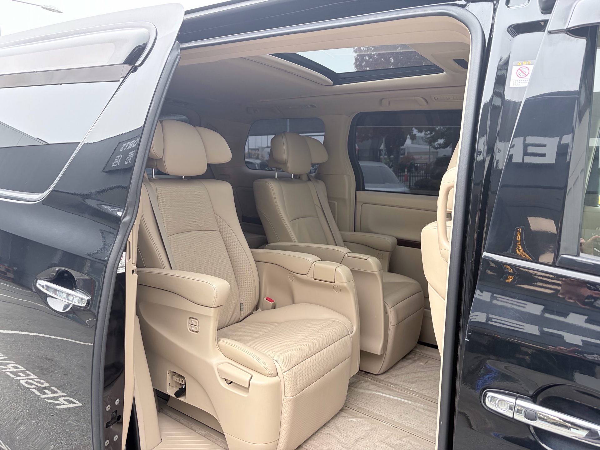 Vehicle photo 17