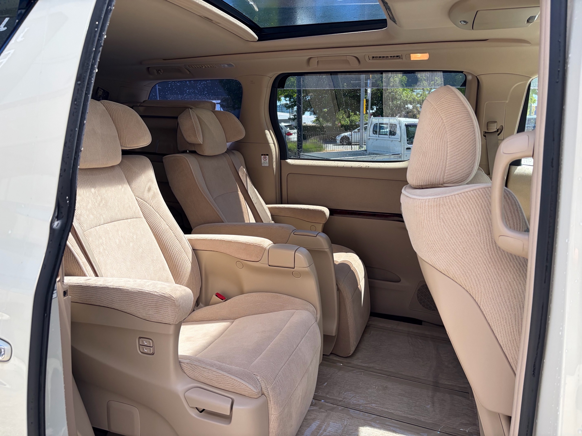 Vehicle photo 13