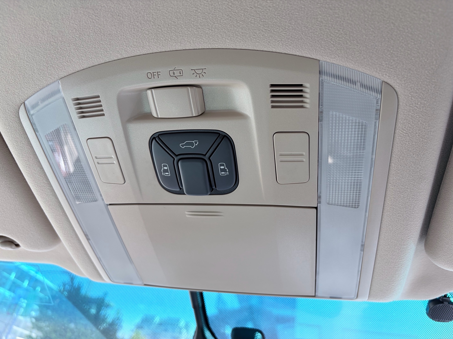 Vehicle photo 13
