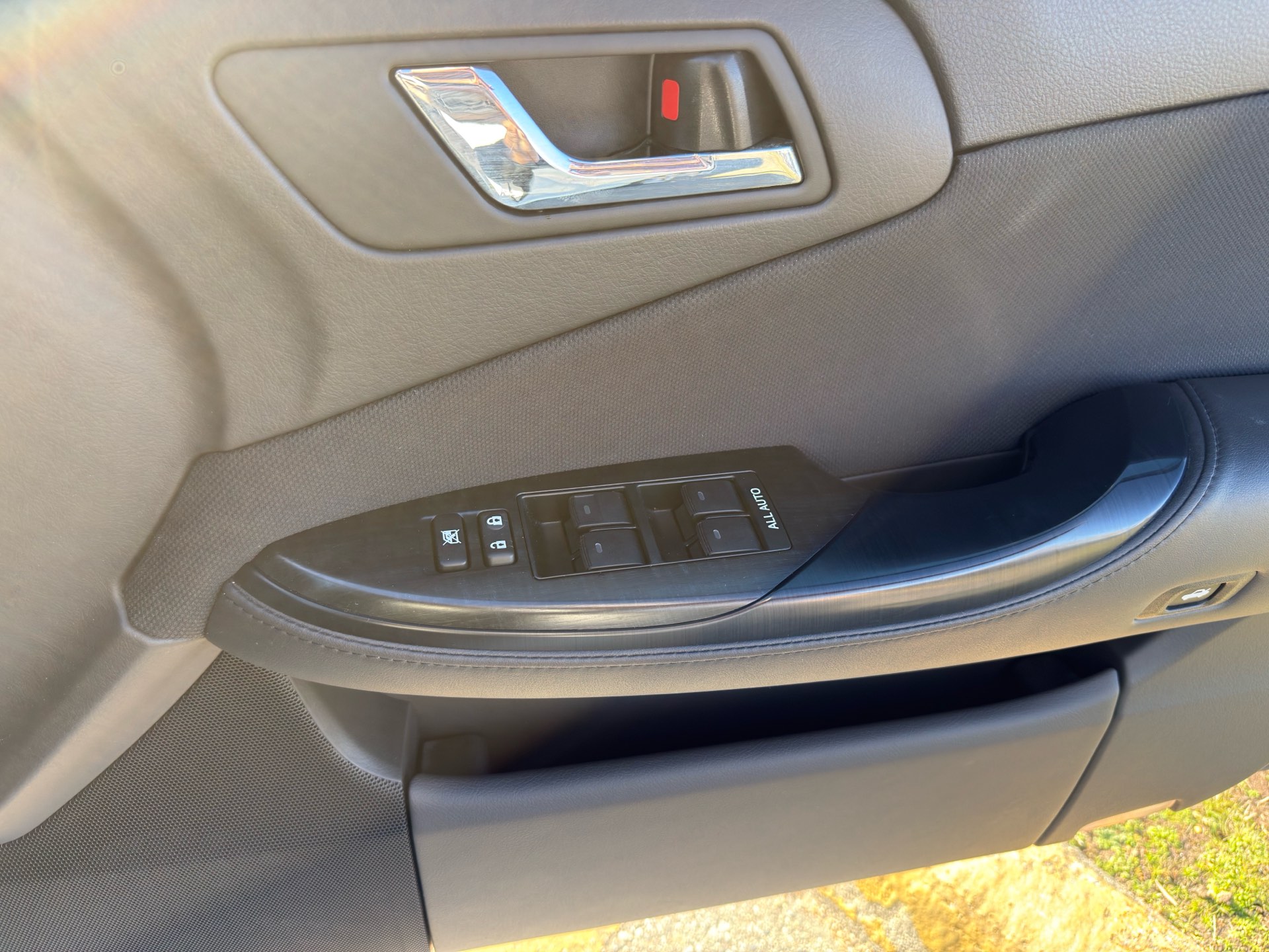 Vehicle photo 13