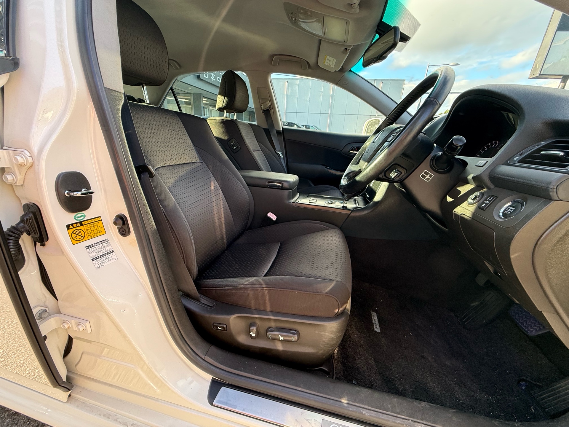 Vehicle photo 14
