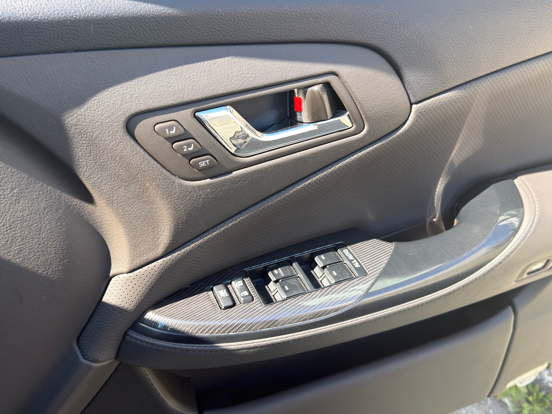 Vehicle photo 12
