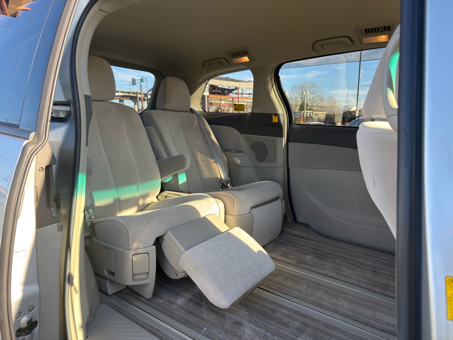 Vehicle photo 11